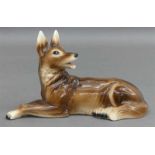 Porzellanhund Manufaktur Sitzendorf, bemalt, "liegender Schäferhund", Bodenmarke, l 24,5 cm,- - -