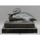 Bronzeskulptur liegende Ente, auf Marmorsockel, punziert Fred. Dunn, München, braune Patina, h (ohne