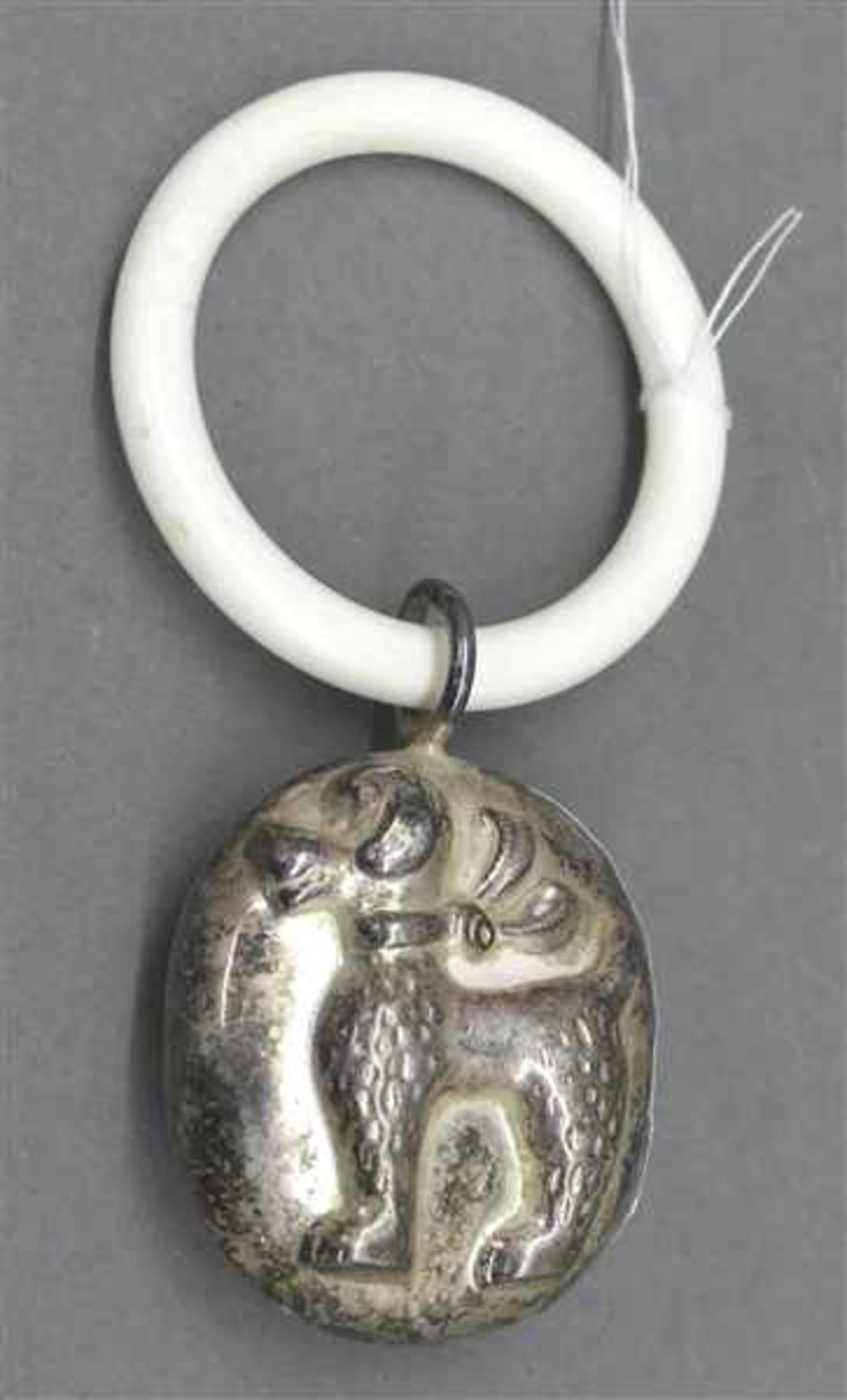 Babyrasselmit Beißring, Silber, Reliefdekor, "Pudel", h 9 cm,- - -20.00 % buyer's premium on the