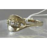 Damenring14 kt. Gelbgold, 3 Brillanten zus. ca. 0,10 ct., durchbrochen gearbeitet, ca. 3 g schwer,