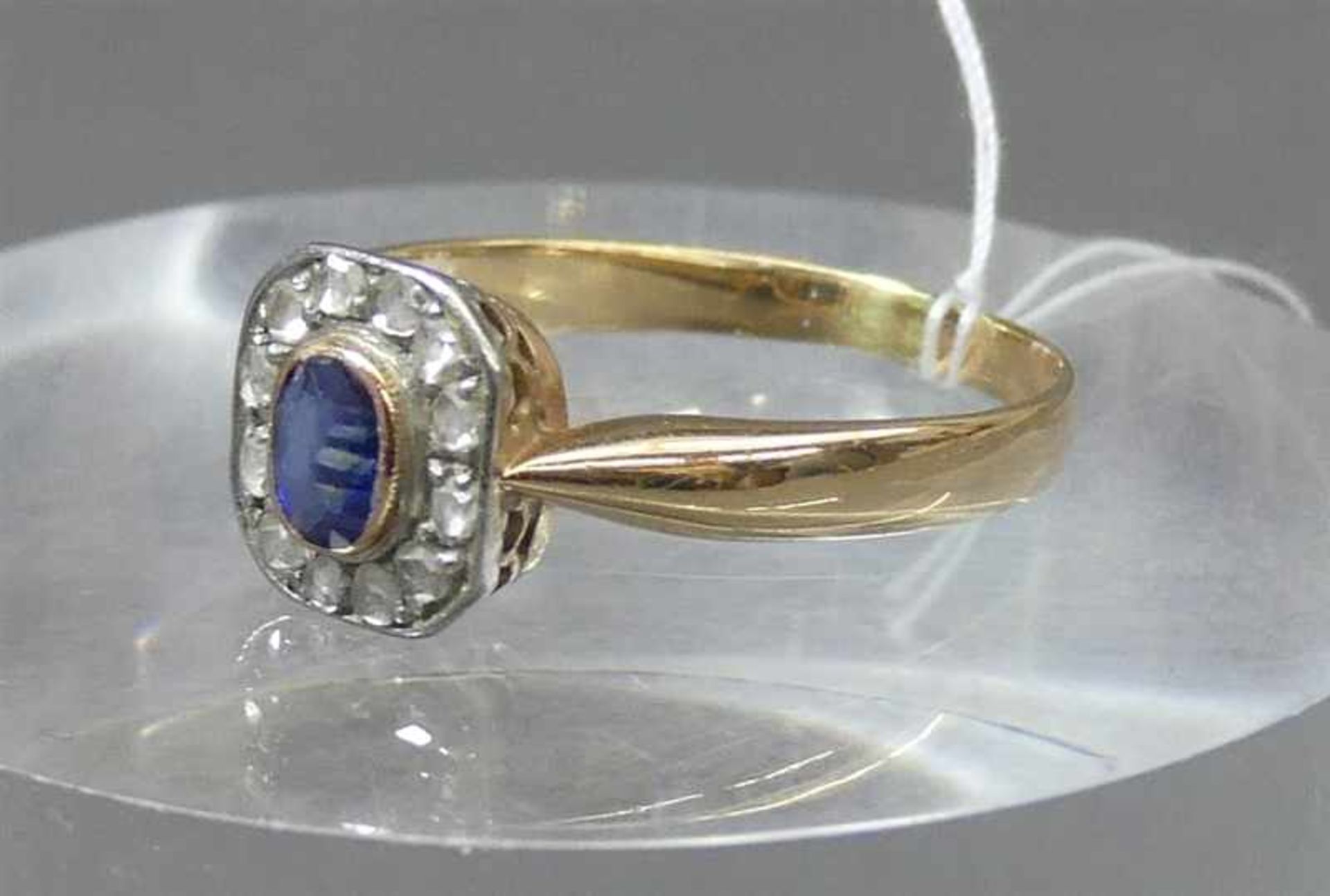 Damenring, um 190014 kt. Gelbgold, 1 Saphir, 12 Diamantrosen, ca. 4 g schwer, RM 64,- - -20.00 %