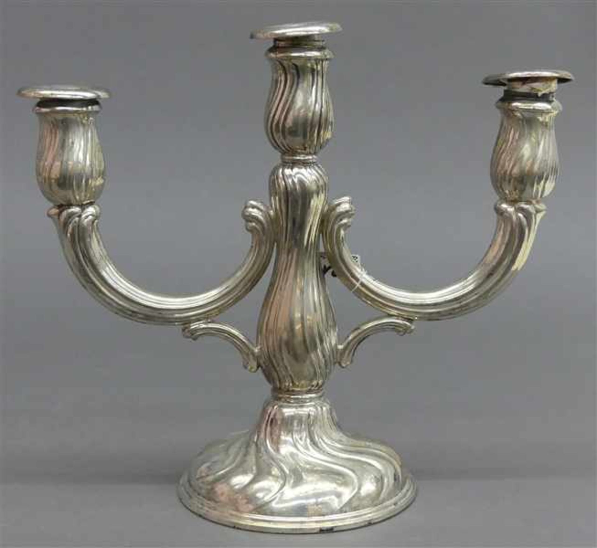 Kerzenleuchter 800er Silber, punziert, barocke Form, dreiflammig, im Fuß eine Metallplatte, ca 610g,