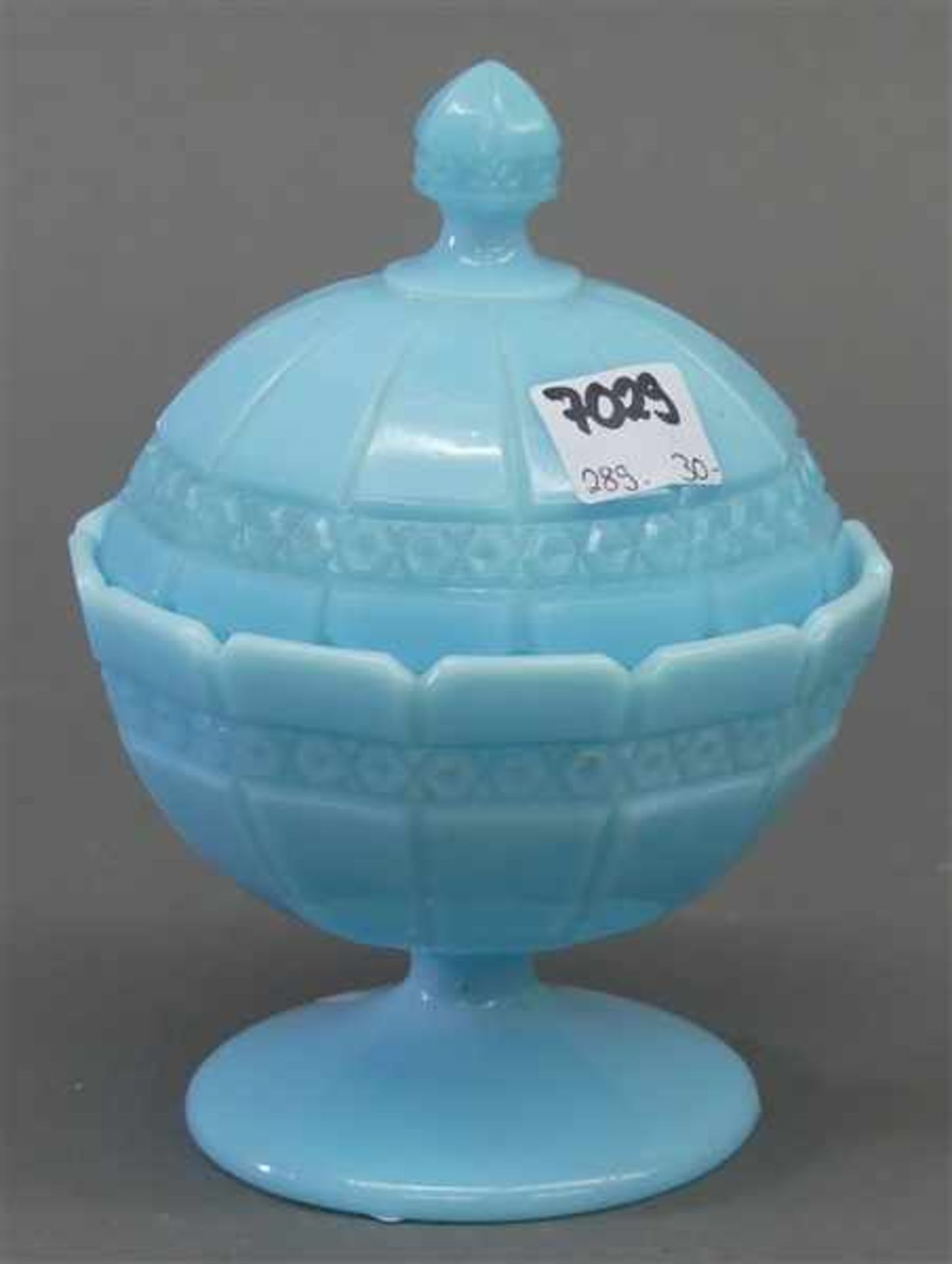 Zuckerdosehellblaues Milchglas, 20. Jh., h 16 cm, gepresst,- - -20.00 % buyer's premium on the