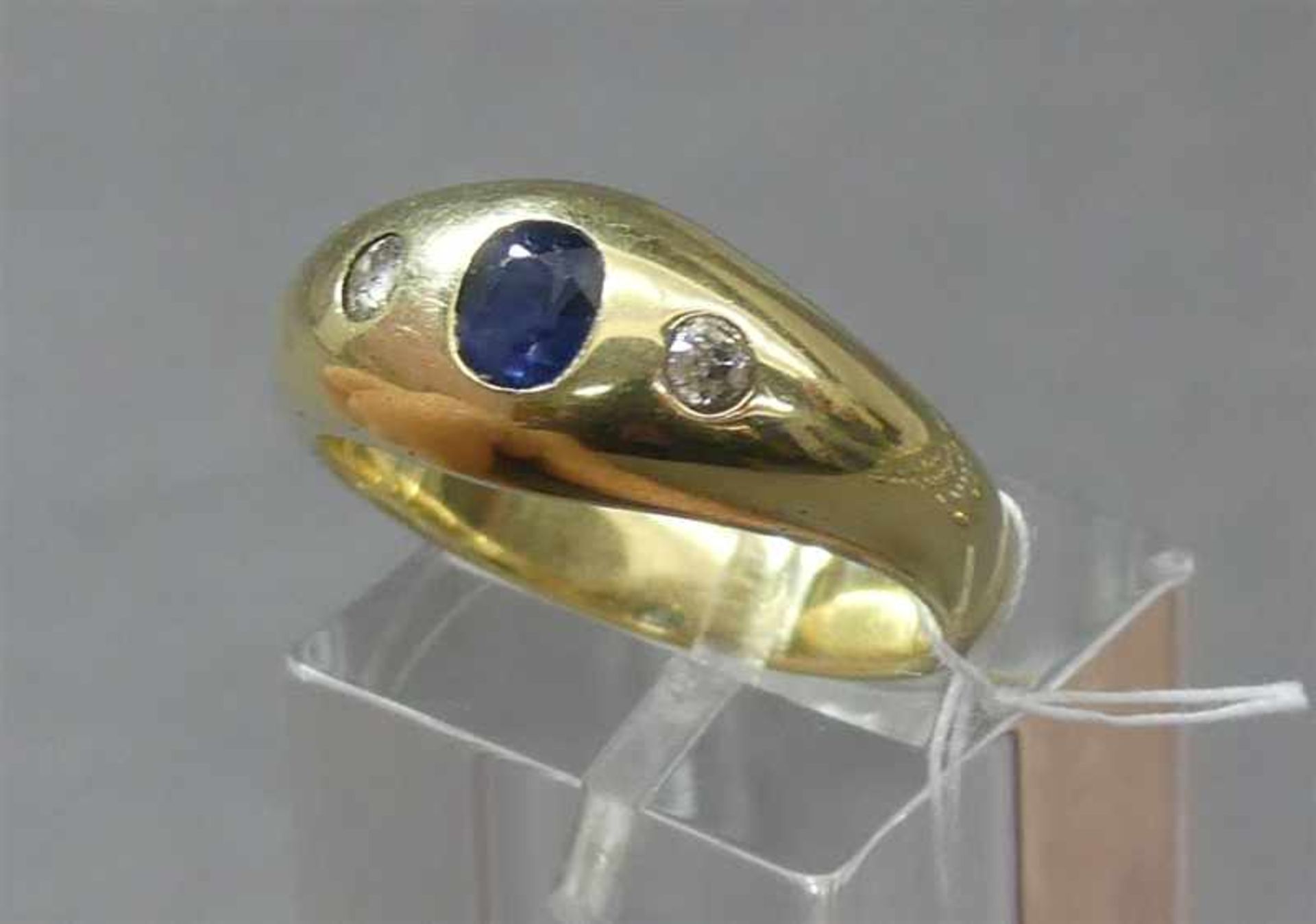 Damenring14 kt. Gelbgold, mittig ovaler Saphir, 2 Diamanten zus. ca. 0,15 ct., ca. 9 g schwer, RM