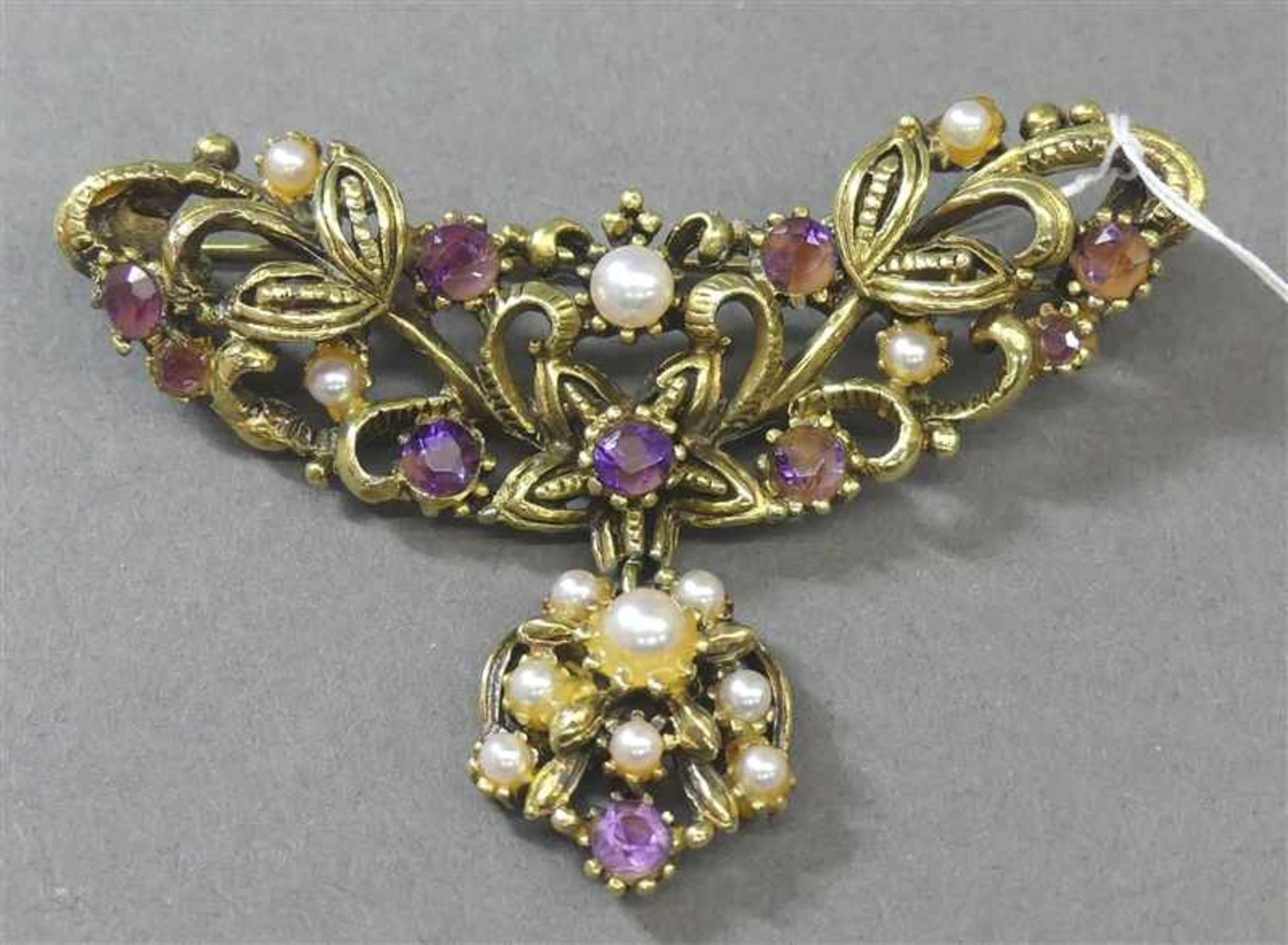 Brosche14 kt. Gelbgold, Amethyst- und Perlchenbesatz, durchbrochen gearbeitet, antike Form, ca. 15 g