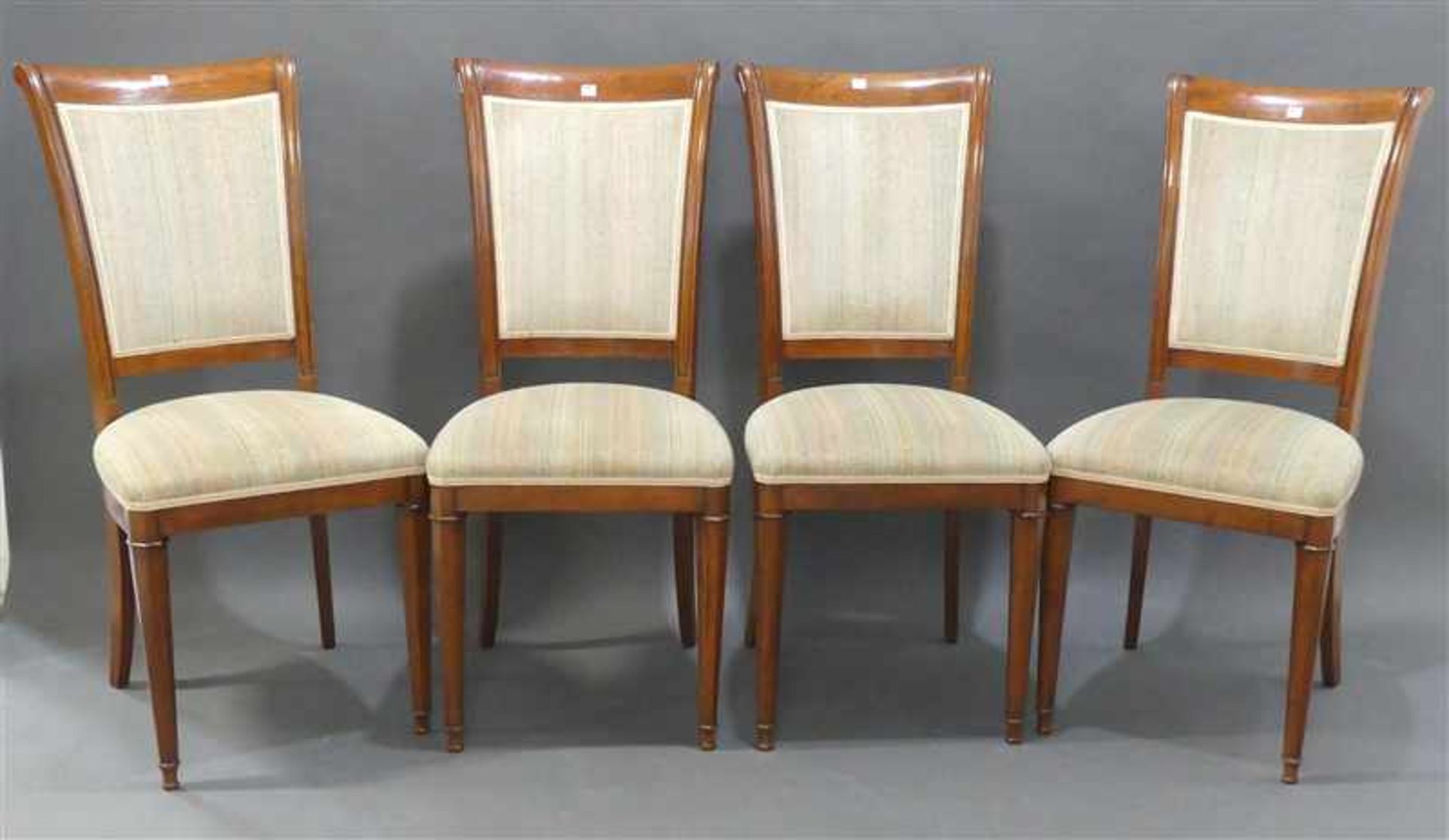 4 SalonstühleFrankreich, 20. Jh., Mahagoni, Samtbezug, h 99 cm,- - -20.00 % buyer's premium on the