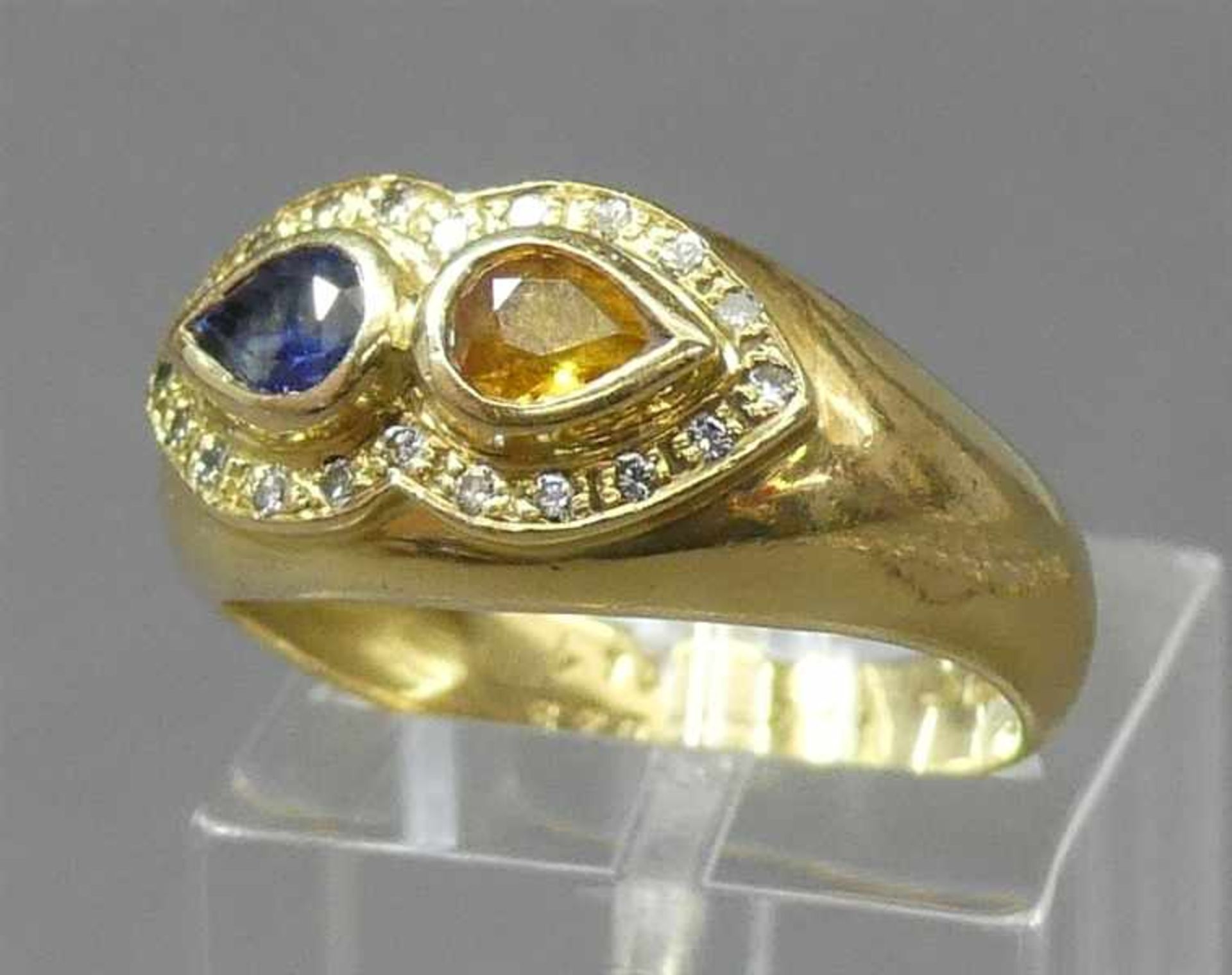 Damenring18 kt. Gelbgold, 2 tropfenförmige Saphire, gelb und blau, Diamantbesatz ca. 0,14 ct., ca. 8