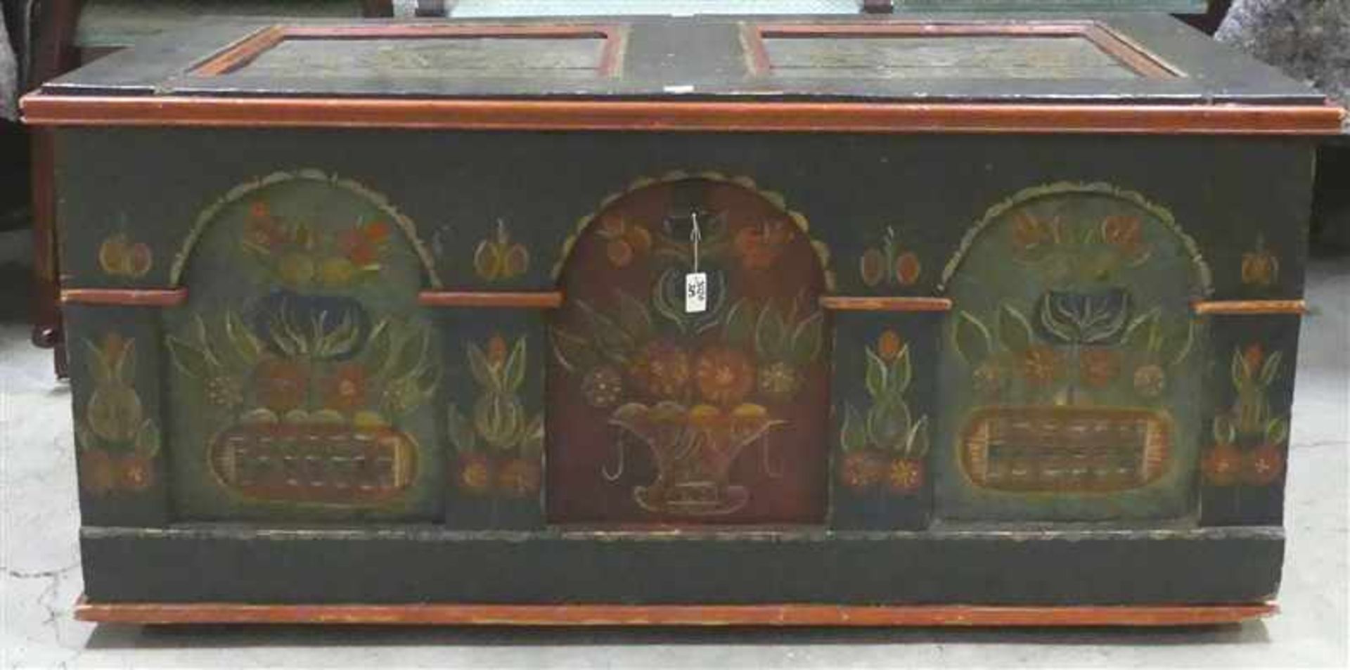 Flachdeckeltruhe, 19. Jh.Weichholz, bemalt, florales Dekor, Eisenschloss, 49x107x56 cm,- - -20.