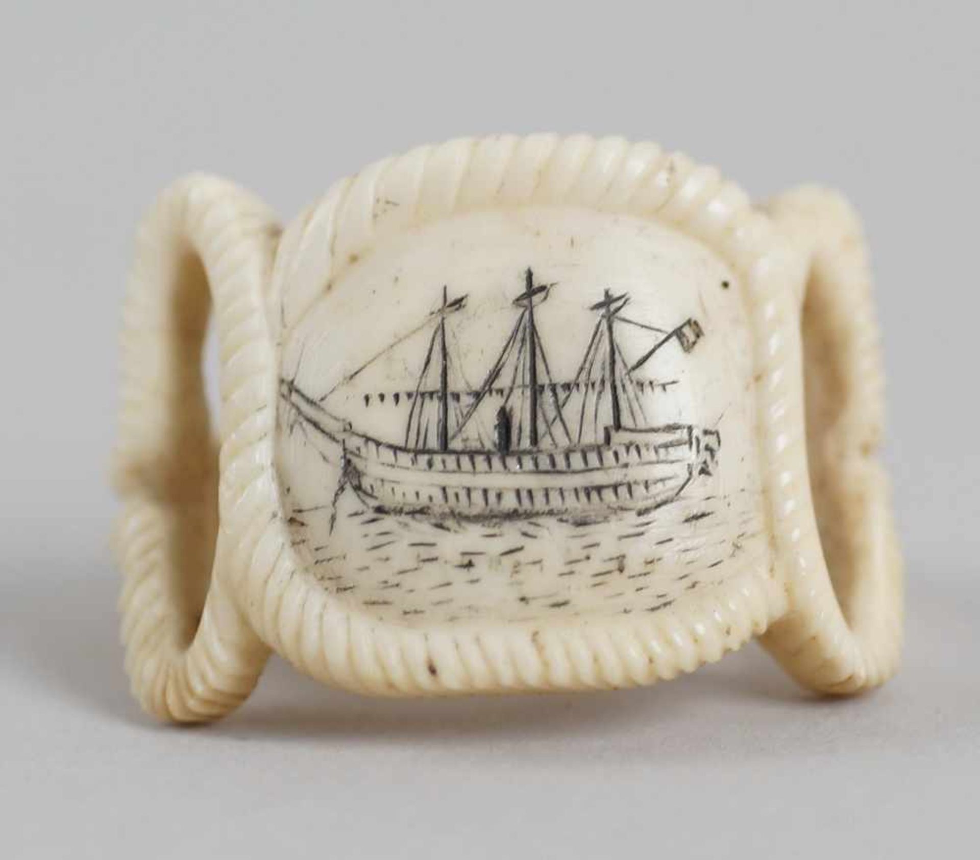 Fein geschnitzter Tuchring für Matrosen aus Elfenbein, Durchmesser 2,5 cm, graviert miteinem Schiff, - Bild 4 aus 8