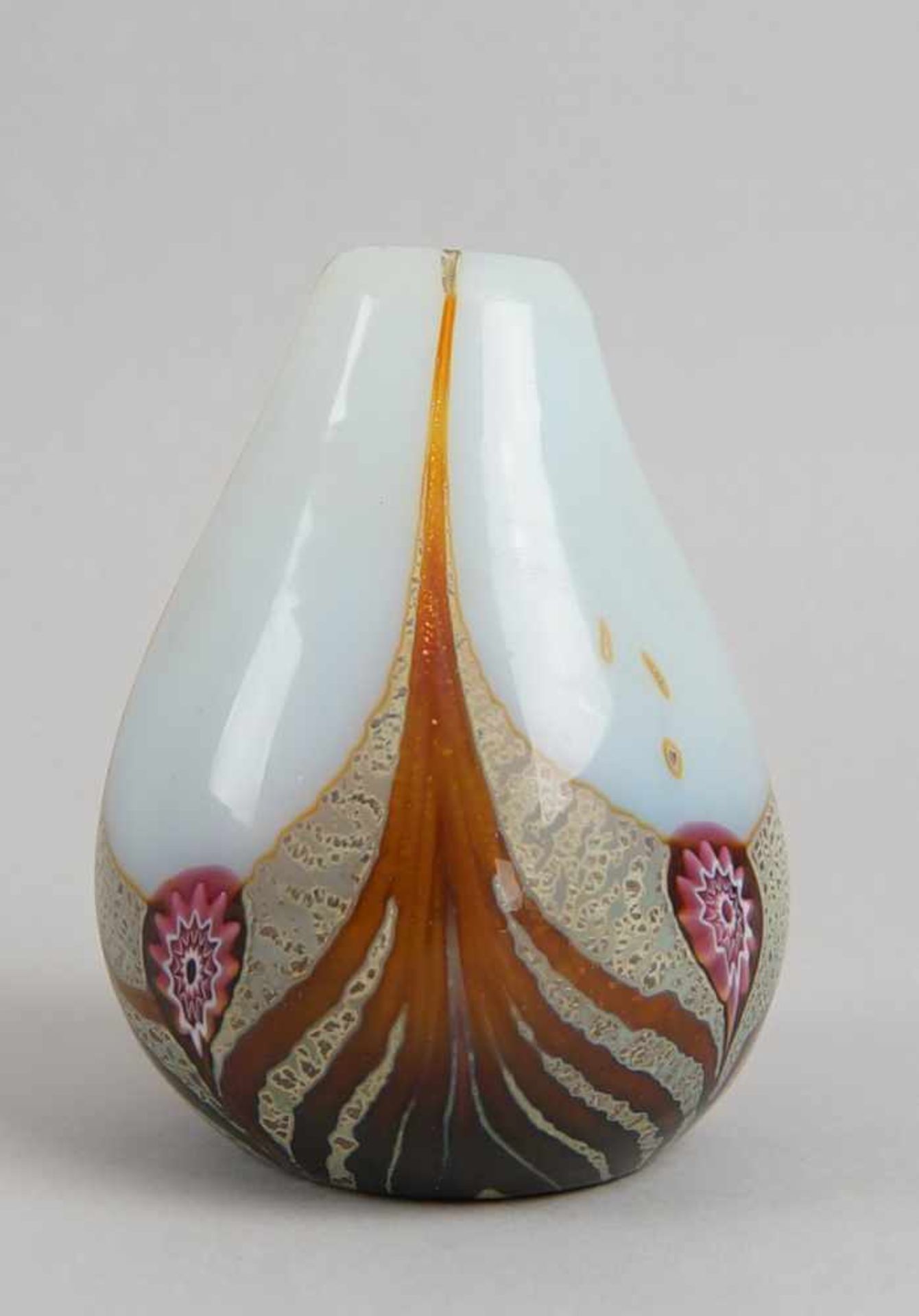 Zarte Jugendstil Glas-Vase mit Mille Fiori - Dekor, H 10cm