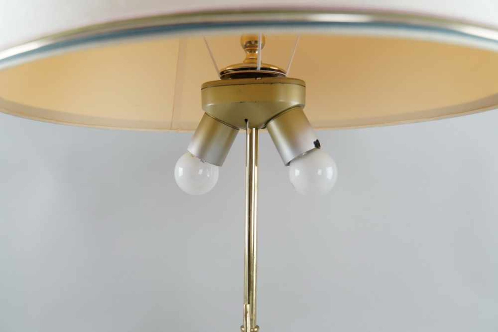 Tischlampe, ehem. asiatische Vase, auf Holzstand, elektrifiziert, mit Schirm, H 90 cm - Bild 4 aus 6