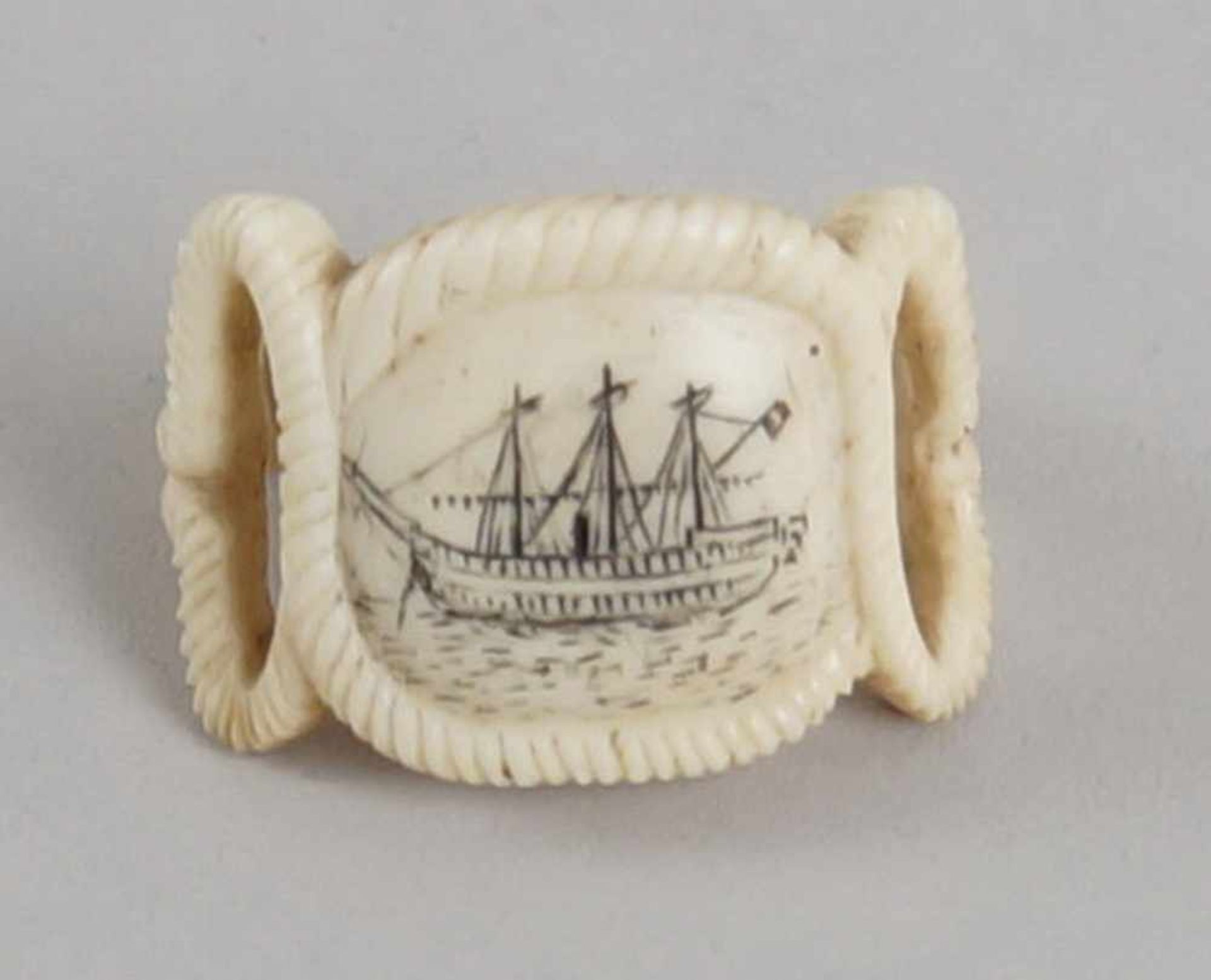 Fein geschnitzter Tuchring für Matrosen aus Elfenbein, Durchmesser 2,5 cm, graviert miteinem Schiff, - Bild 7 aus 8