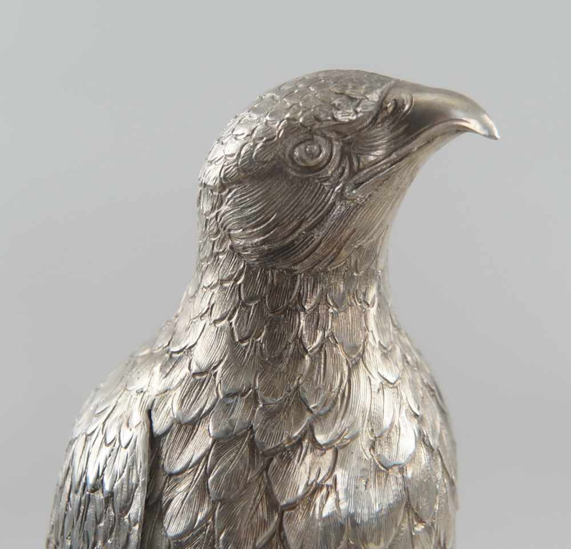 Zwei grosse Falken / Zierfalken, Silber, gepunzt, 2122g, auf rundem Stand sehrnaturalistisch - Bild 15 aus 16