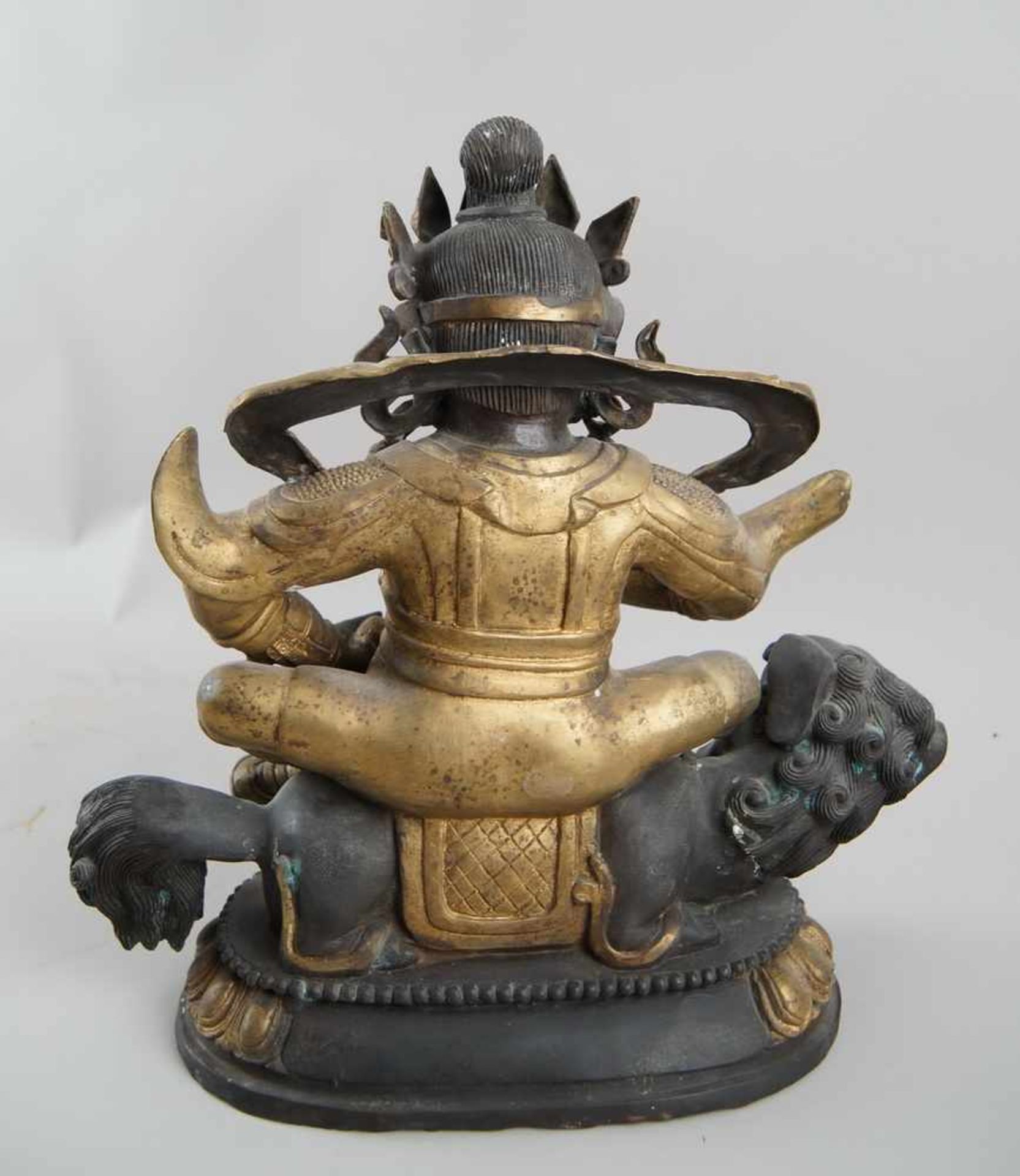 Asiatische Gottheit auf einem Fuhund sitzend, Messing/Bronze, 19, JH, H 39 cm - Bild 6 aus 6