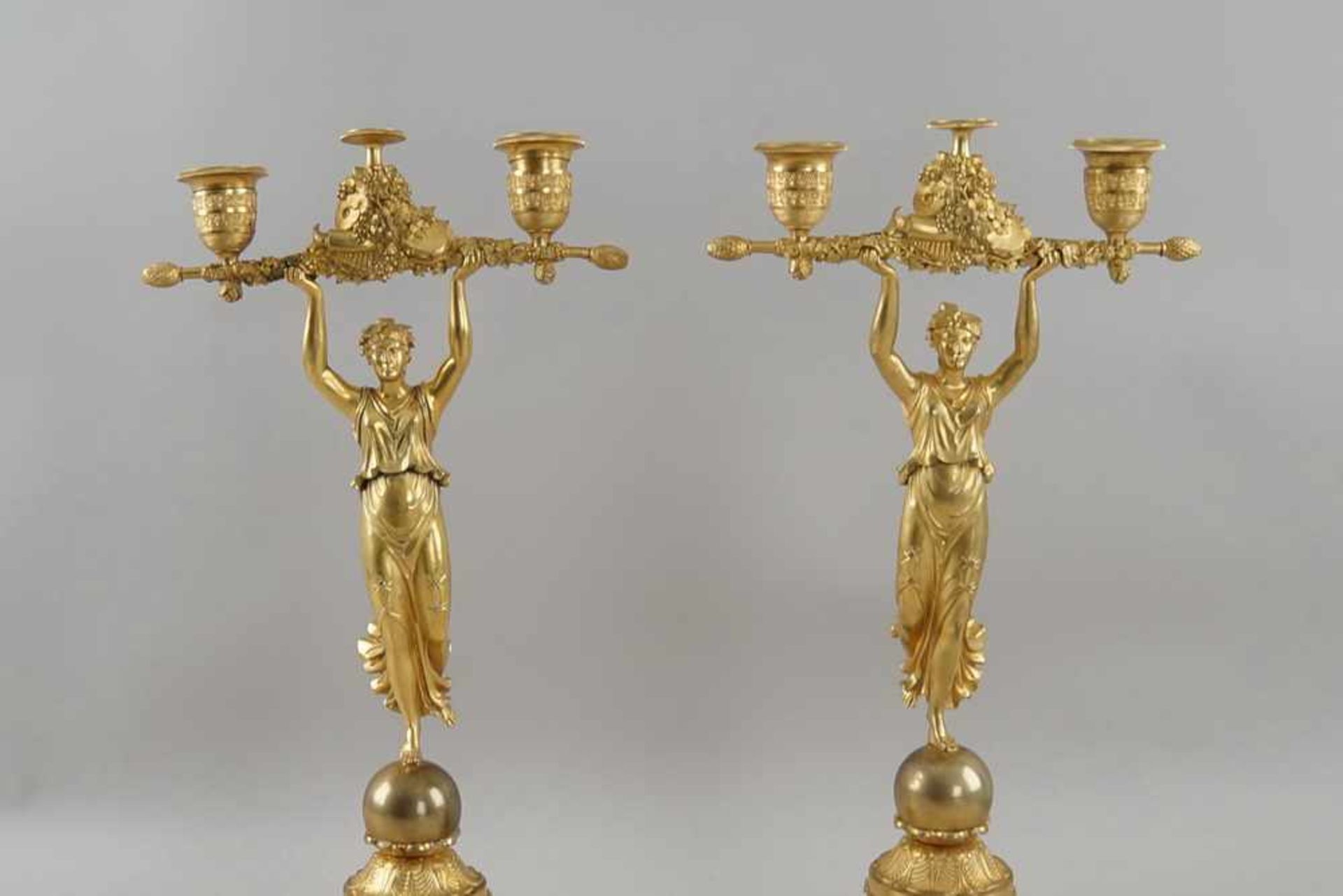 Paar filigrane Empire Tafelleuchter, getragen von der Siegesgöttin, Feuervergoldet, um1800, H je - Bild 2 aus 12