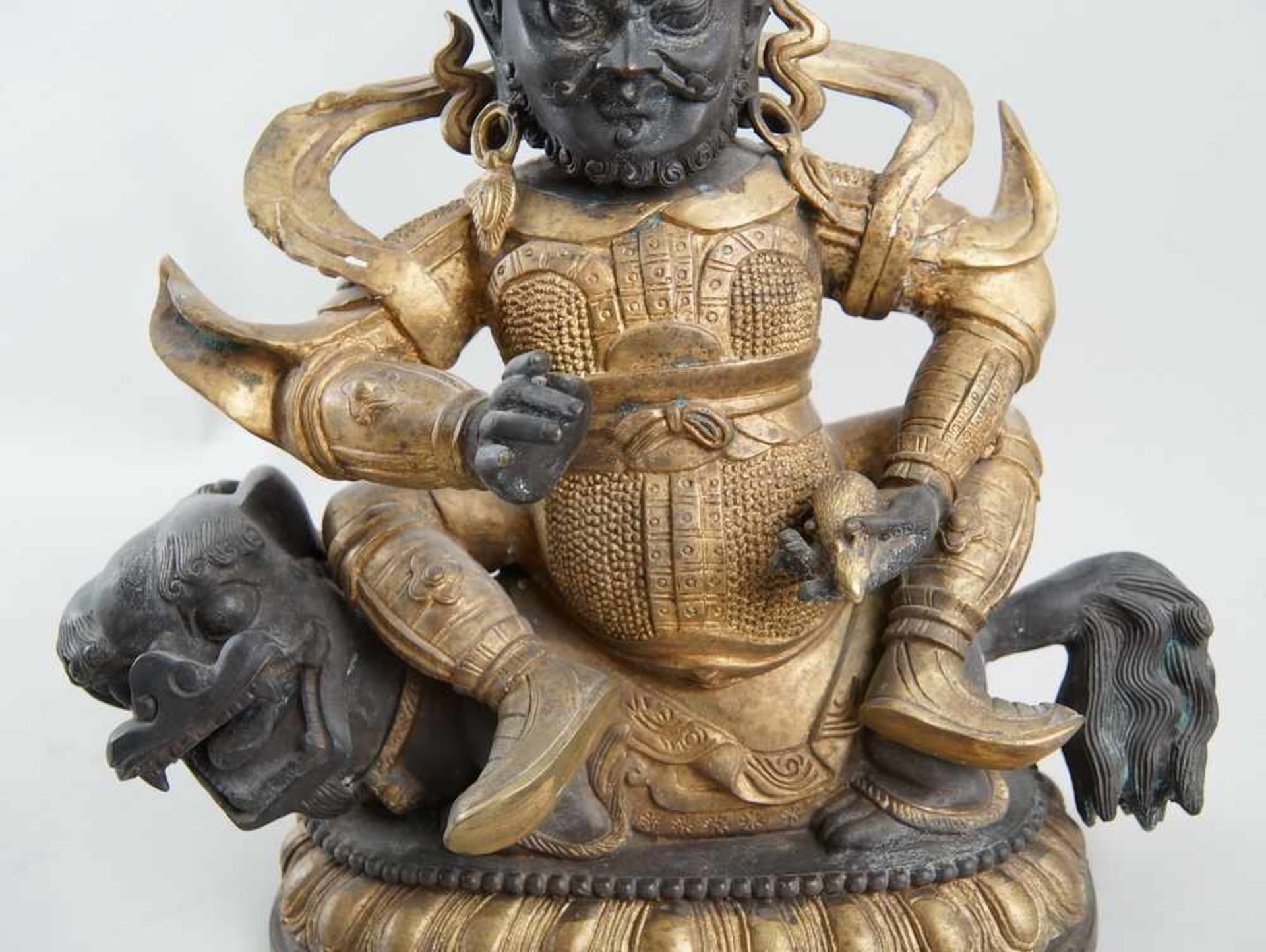 Asiatische Gottheit auf einem Fuhund sitzend, Messing/Bronze, 19, JH, H 39 cm - Bild 3 aus 6