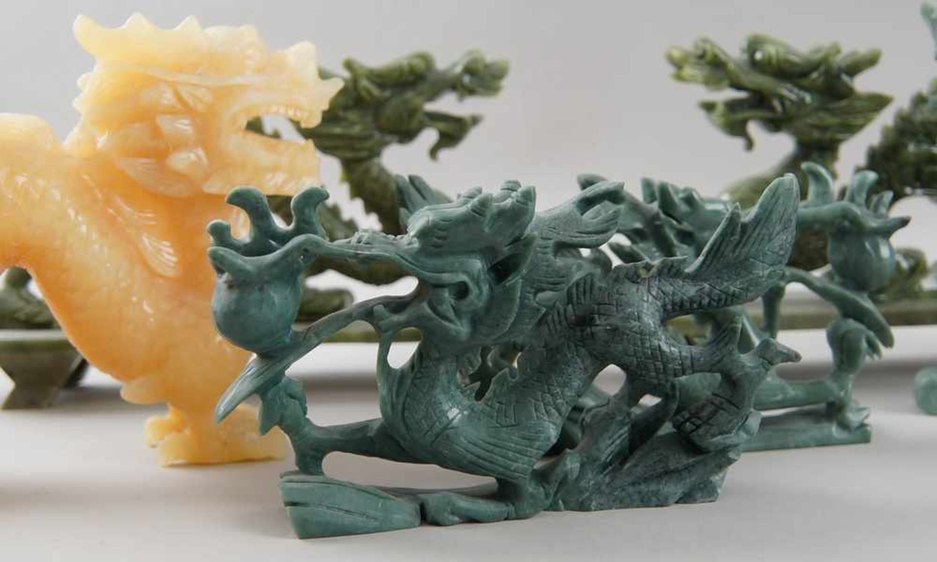 Konvolut von sechs Drachen, u.a. Jade geschnitzt, L 17-26 cm - Bild 3 aus 7