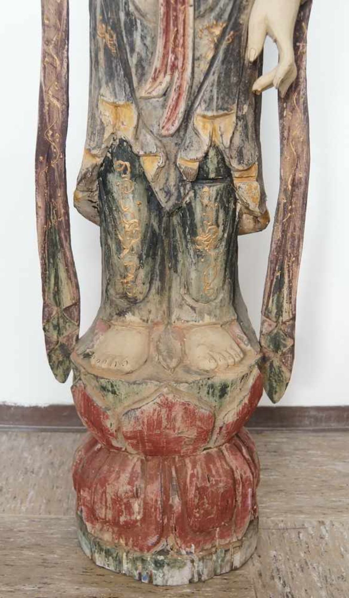 Stehende asiatische Skulptur, Holz geschnitzt, Reste alter Fassung, um 1800, H 134 cm - Bild 5 aus 8