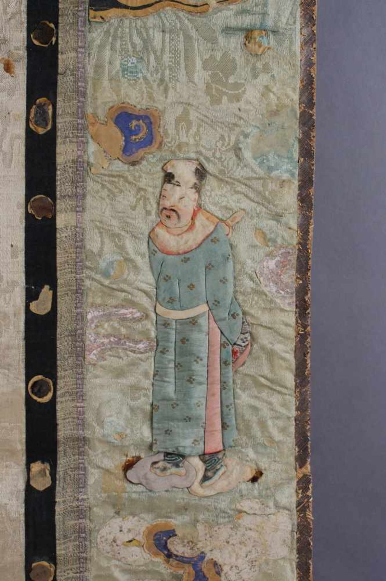 Chinesischer Wandteppich / Tischdecke mit prunkvollen Applikationen aus Stoff, Leder,Papier, - Bild 3 aus 8