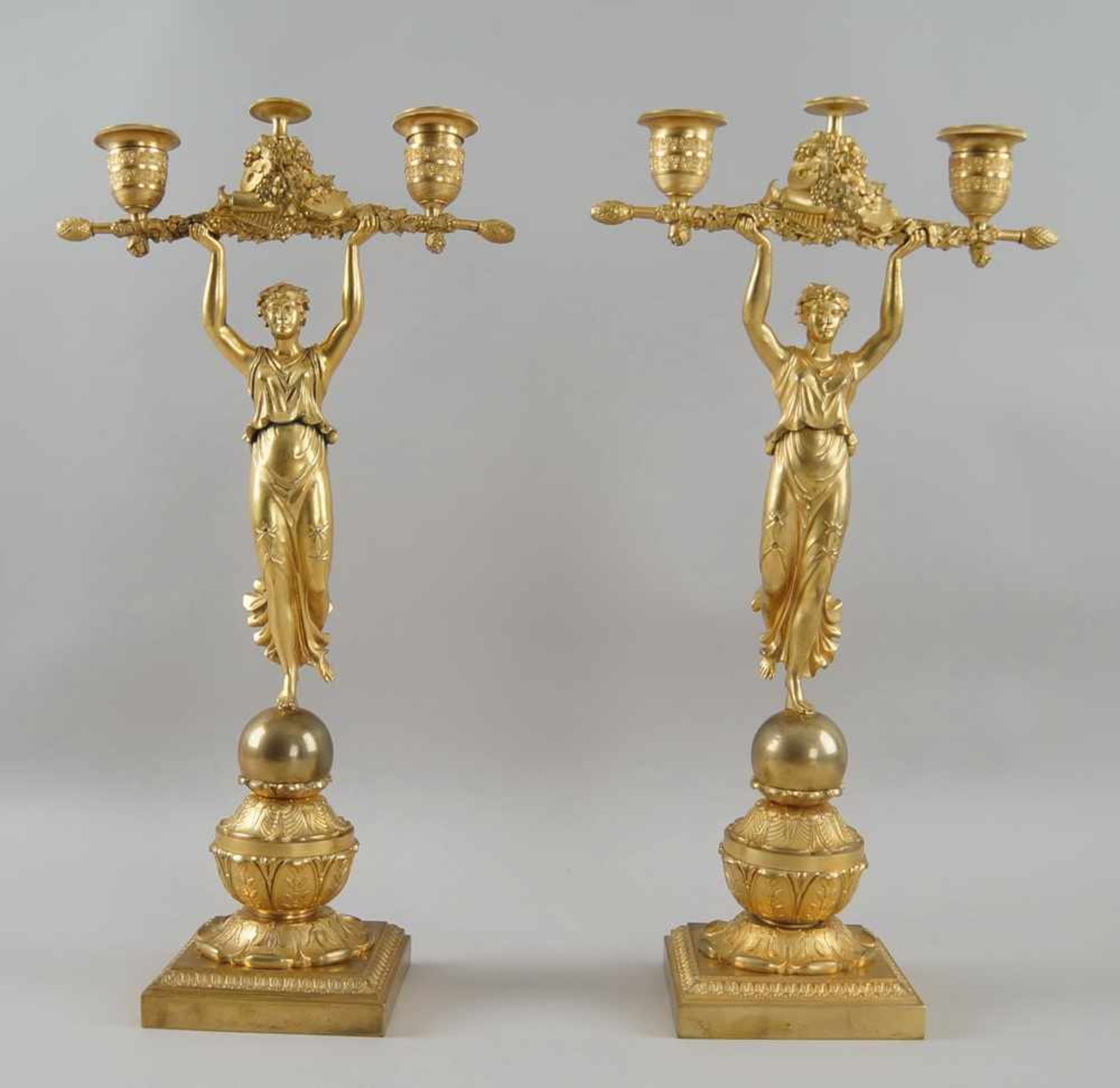 Paar filigrane Empire Tafelleuchter, getragen von der Siegesgöttin, Feuervergoldet, um1800, H je - Bild 3 aus 12