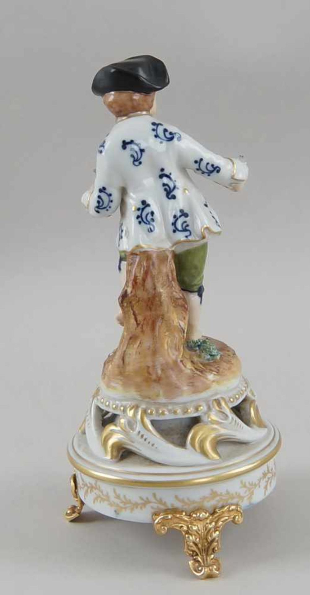 Blumenknabe mit Hut, weisses Porzellan, fein bemalt, auf Messingmontierung,Frankreich/Sevres, H 17 - Bild 6 aus 8