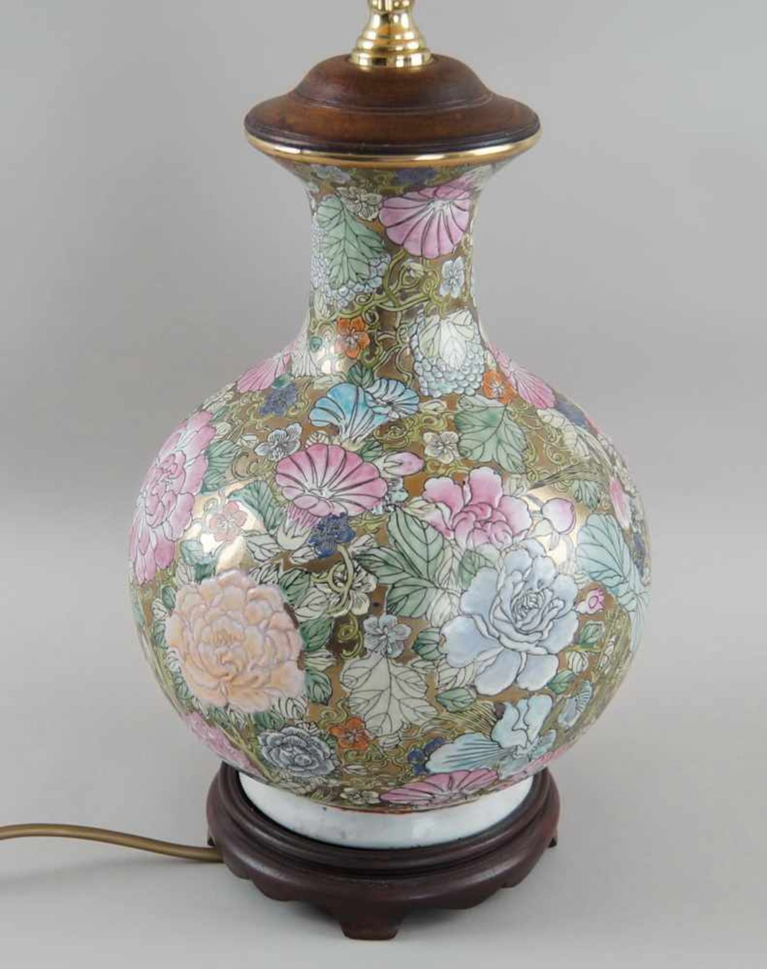 Tischlampe, ehem. asiatische Vase, auf Holzstand, elektrifiziert, mit Schirm, H 90 cm - Bild 3 aus 6