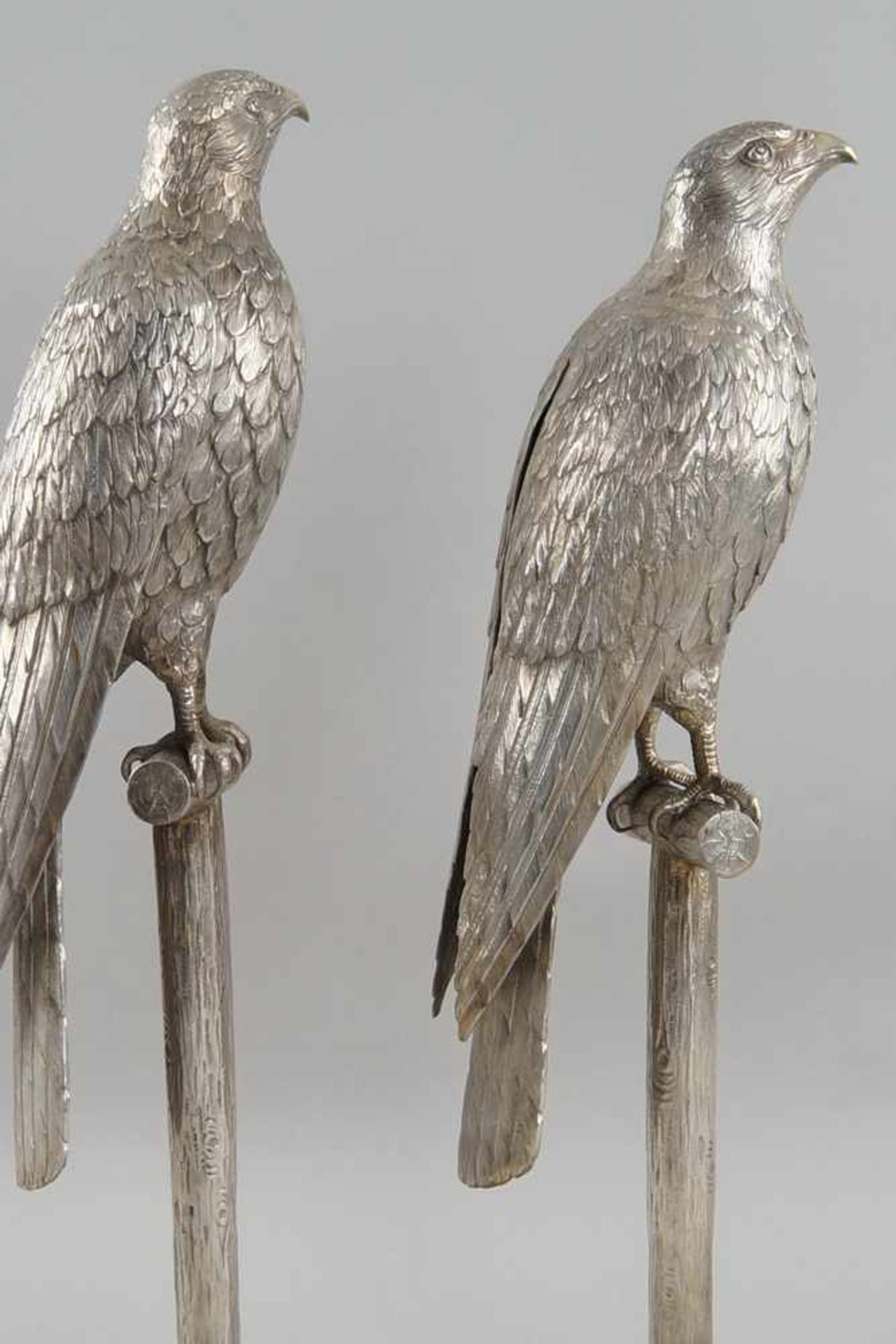 Zwei grosse Falken / Zierfalken, Silber, gepunzt, 2122g, auf rundem Stand sehrnaturalistisch - Bild 12 aus 16