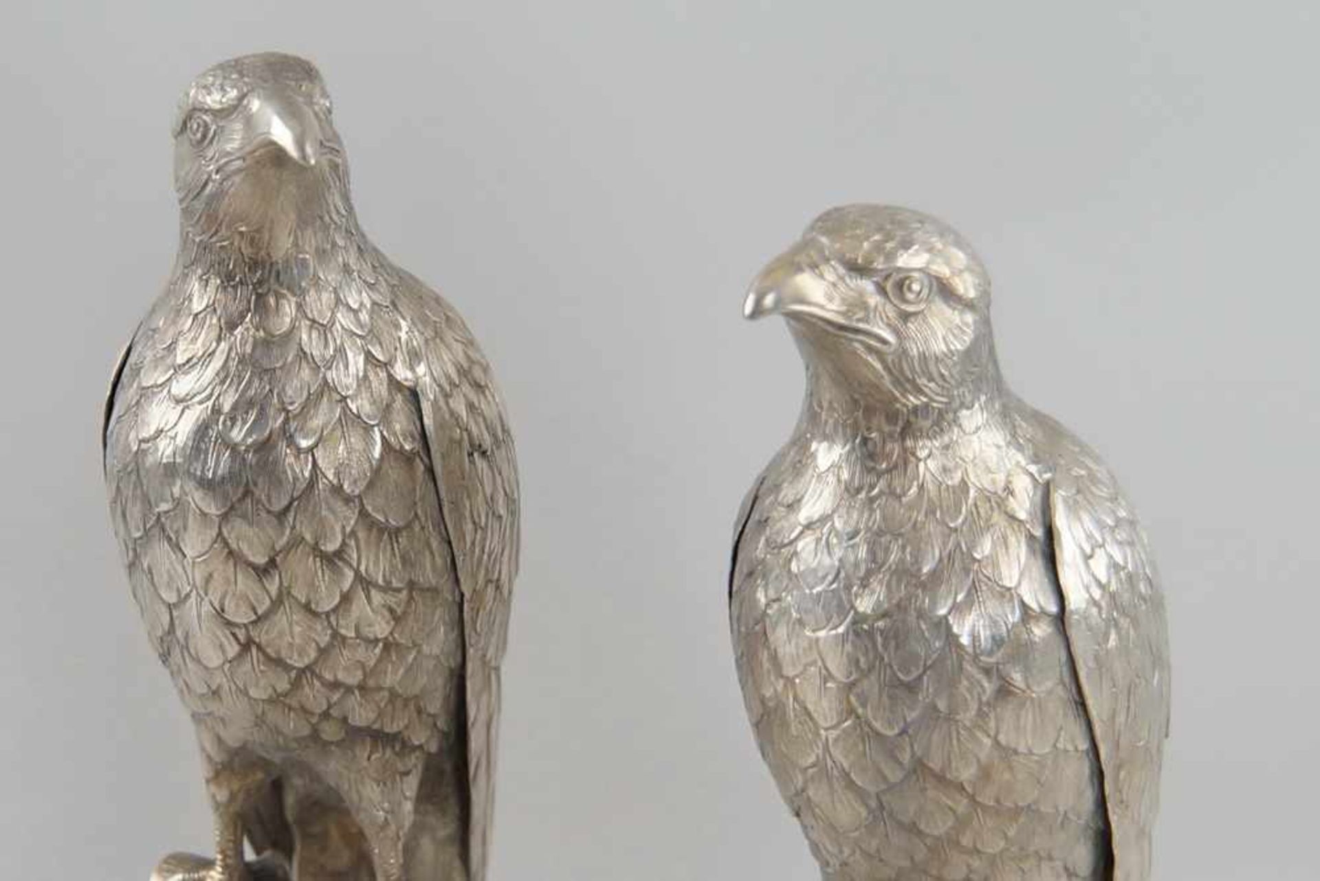 Zwei grosse Falken / Zierfalken, Silber, gepunzt, 2122g, auf rundem Stand sehrnaturalistisch - Bild 6 aus 16