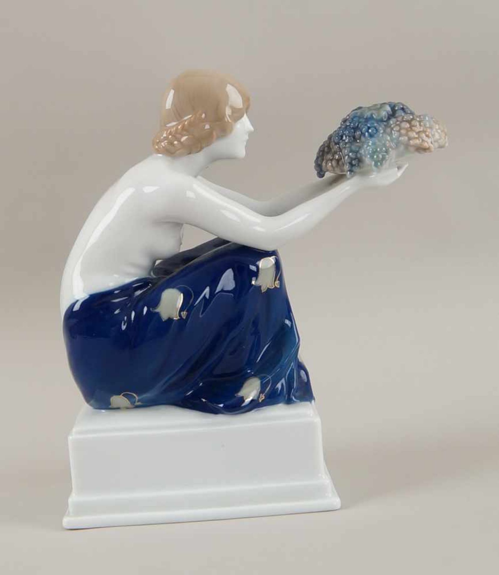 Rosenthal Jugendstil Dame mit Blumenkorb, weisser Schwerben, bunt bemalt, auf derUnterseite - Bild 4 aus 6