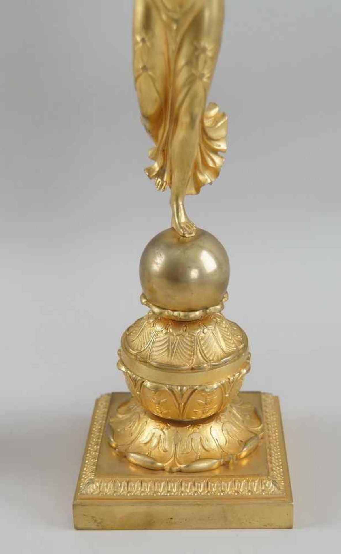 Paar filigrane Empire Tafelleuchter, getragen von der Siegesgöttin, Feuervergoldet, um1800, H je - Bild 8 aus 12