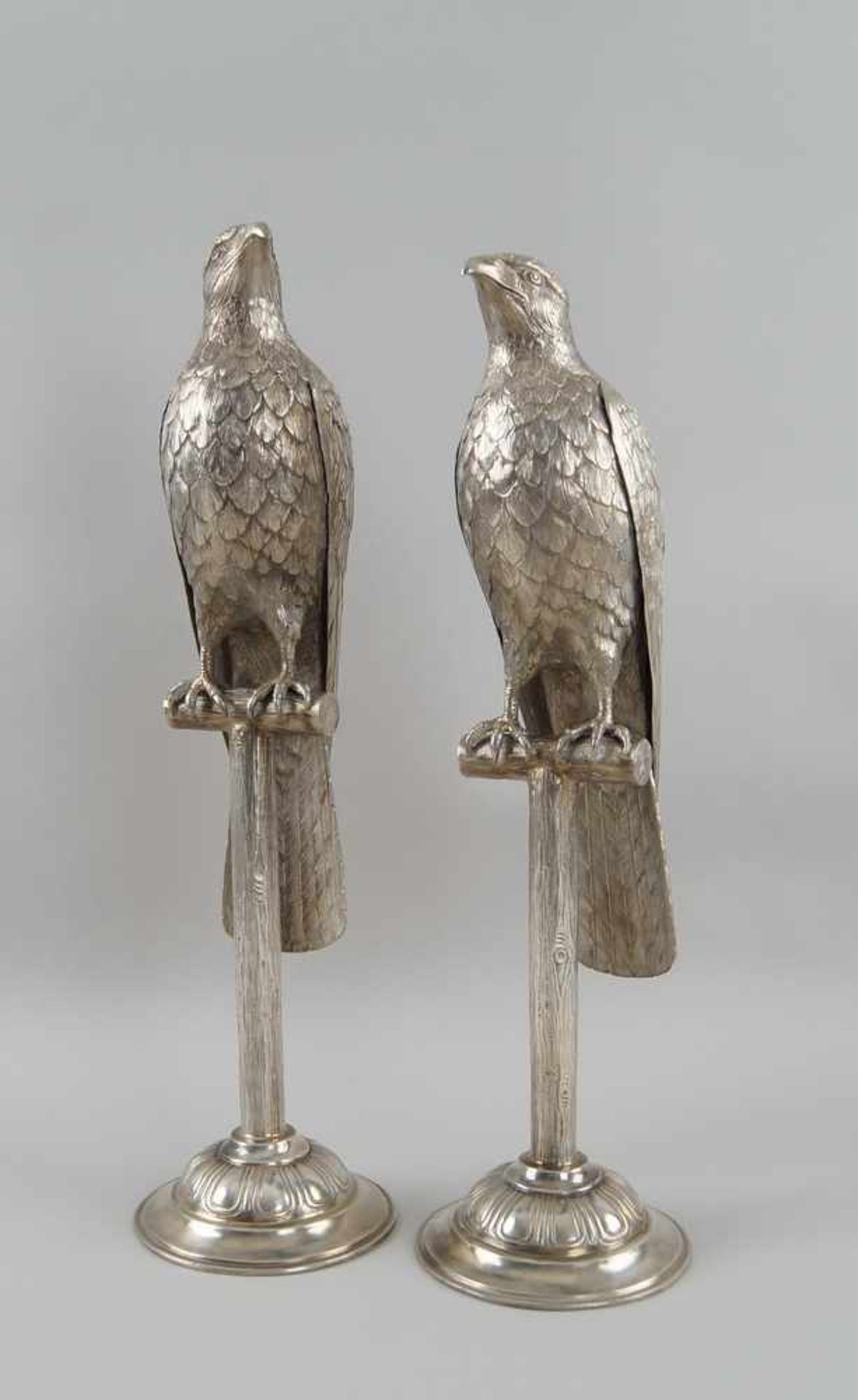 Zwei grosse Falken / Zierfalken, Silber, gepunzt, 2122g, auf rundem Stand sehrnaturalistisch - Bild 3 aus 16