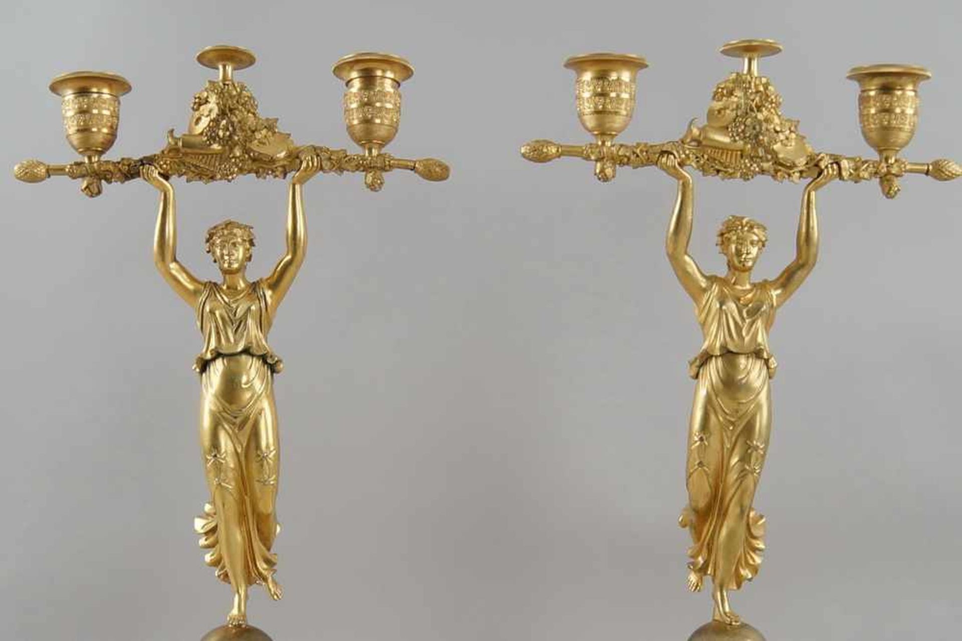 Paar filigrane Empire Tafelleuchter, getragen von der Siegesgöttin, Feuervergoldet, um1800, H je - Bild 4 aus 12