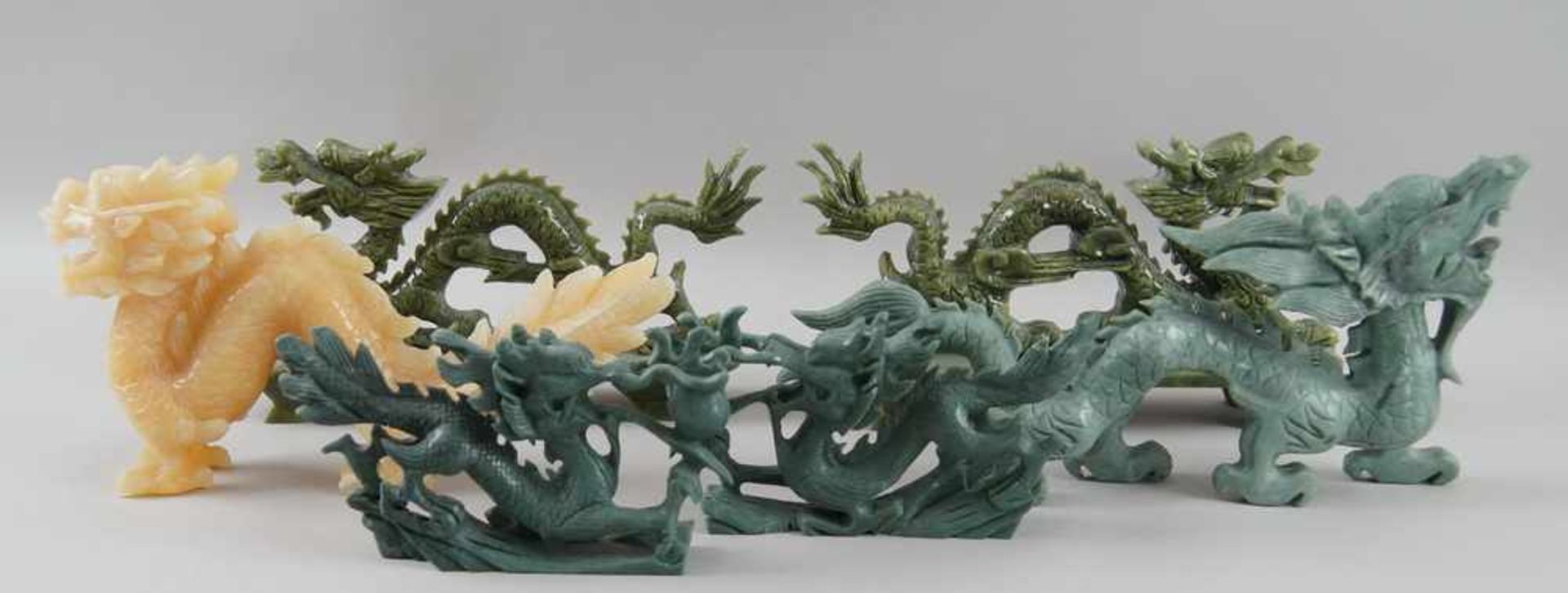 Konvolut von sechs Drachen, u.a. Jade geschnitzt, L 17-26 cm - Bild 6 aus 7