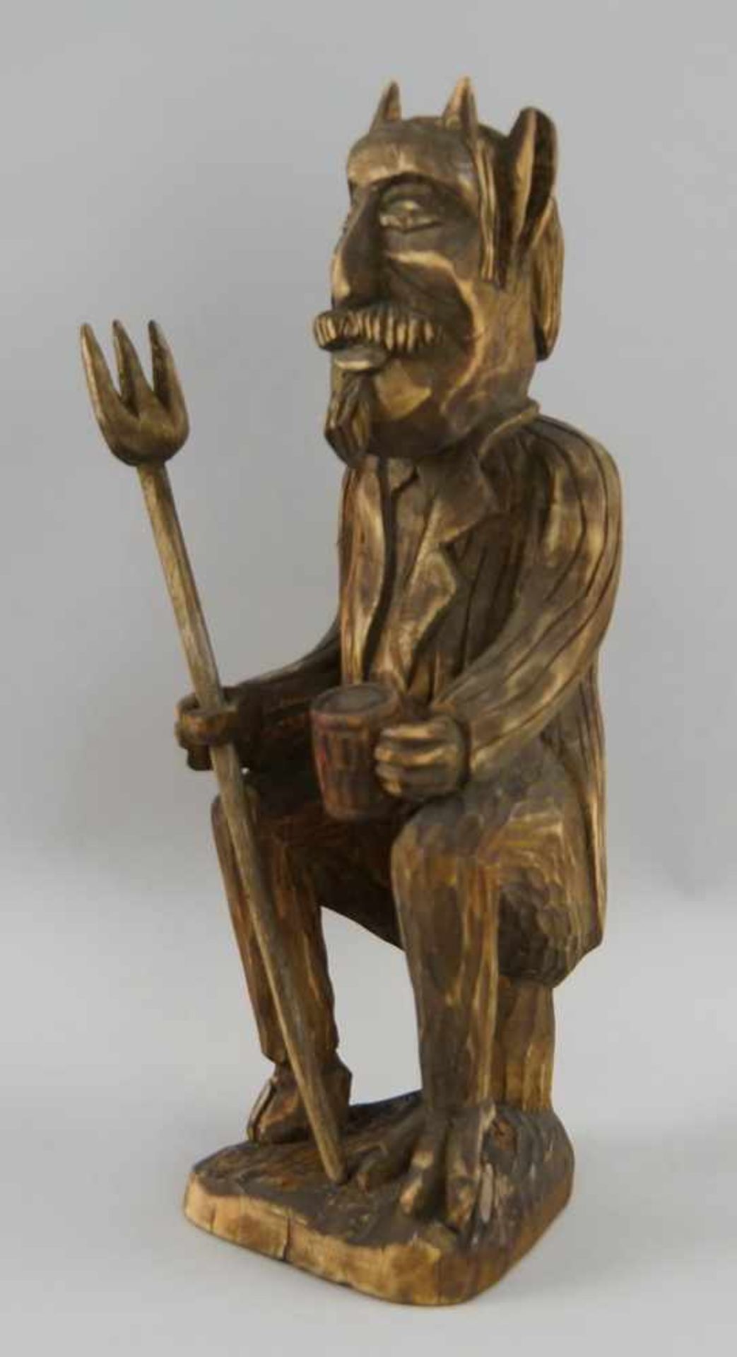 Sitzender Teufel/Kramnperl, Holz geschnitzt, H 36 cm