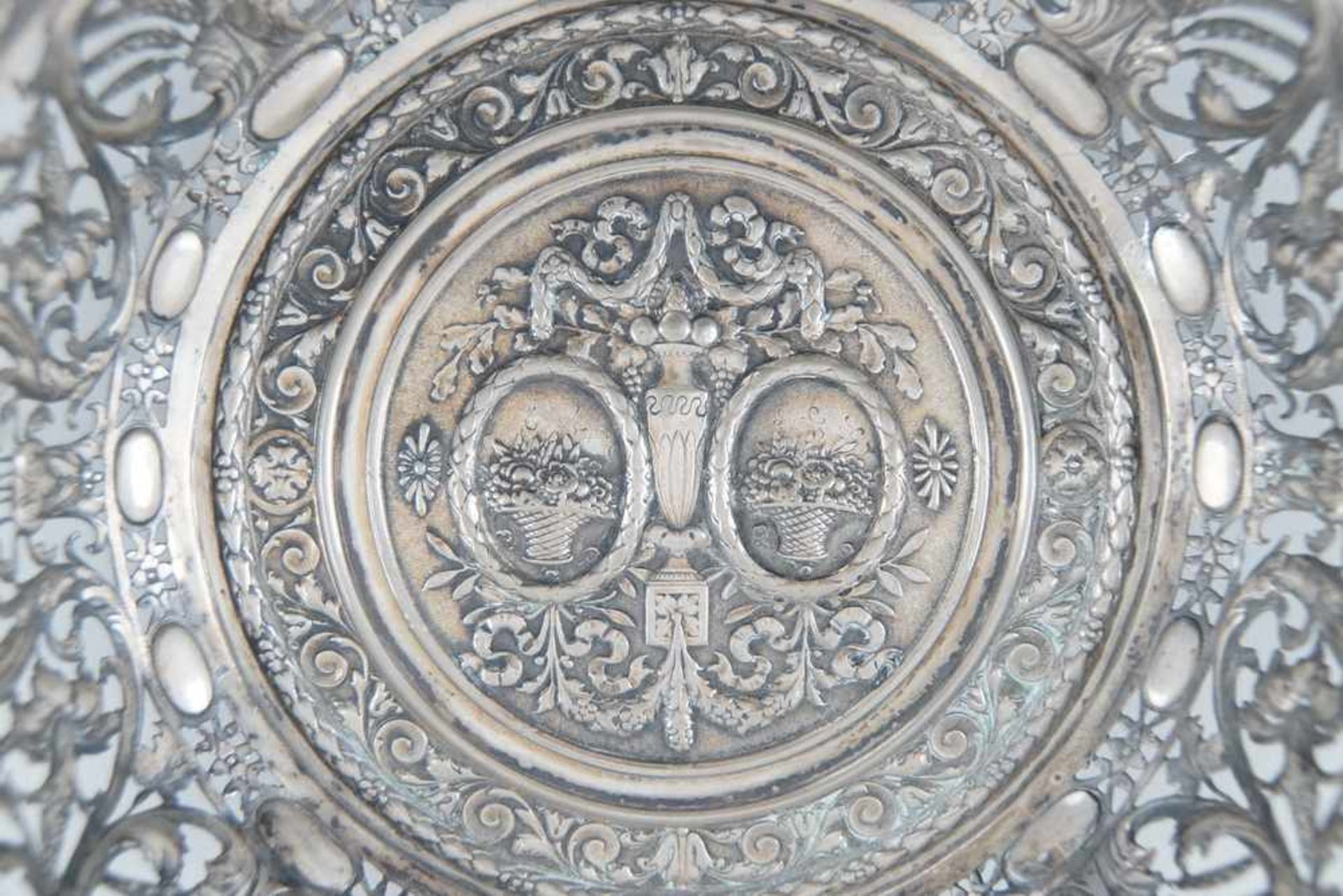 Fein getriebene Silber Henkelschale mit filigranen Reliefs, durchbrochen gearbeitet,gepunzt, - Bild 4 aus 7