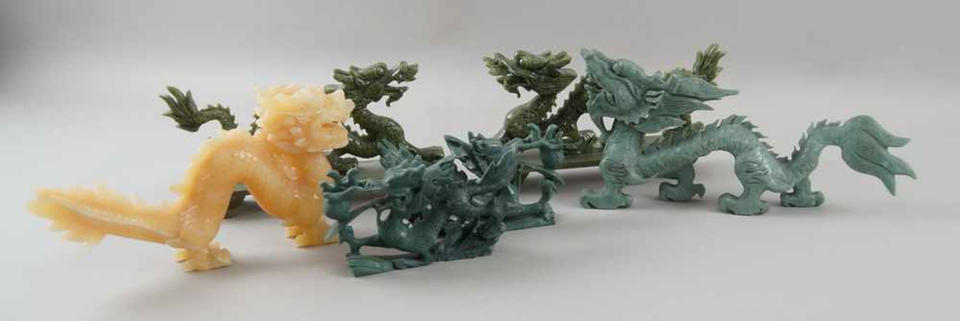 Konvolut von sechs Drachen, u.a. Jade geschnitzt, L 17-26 cm