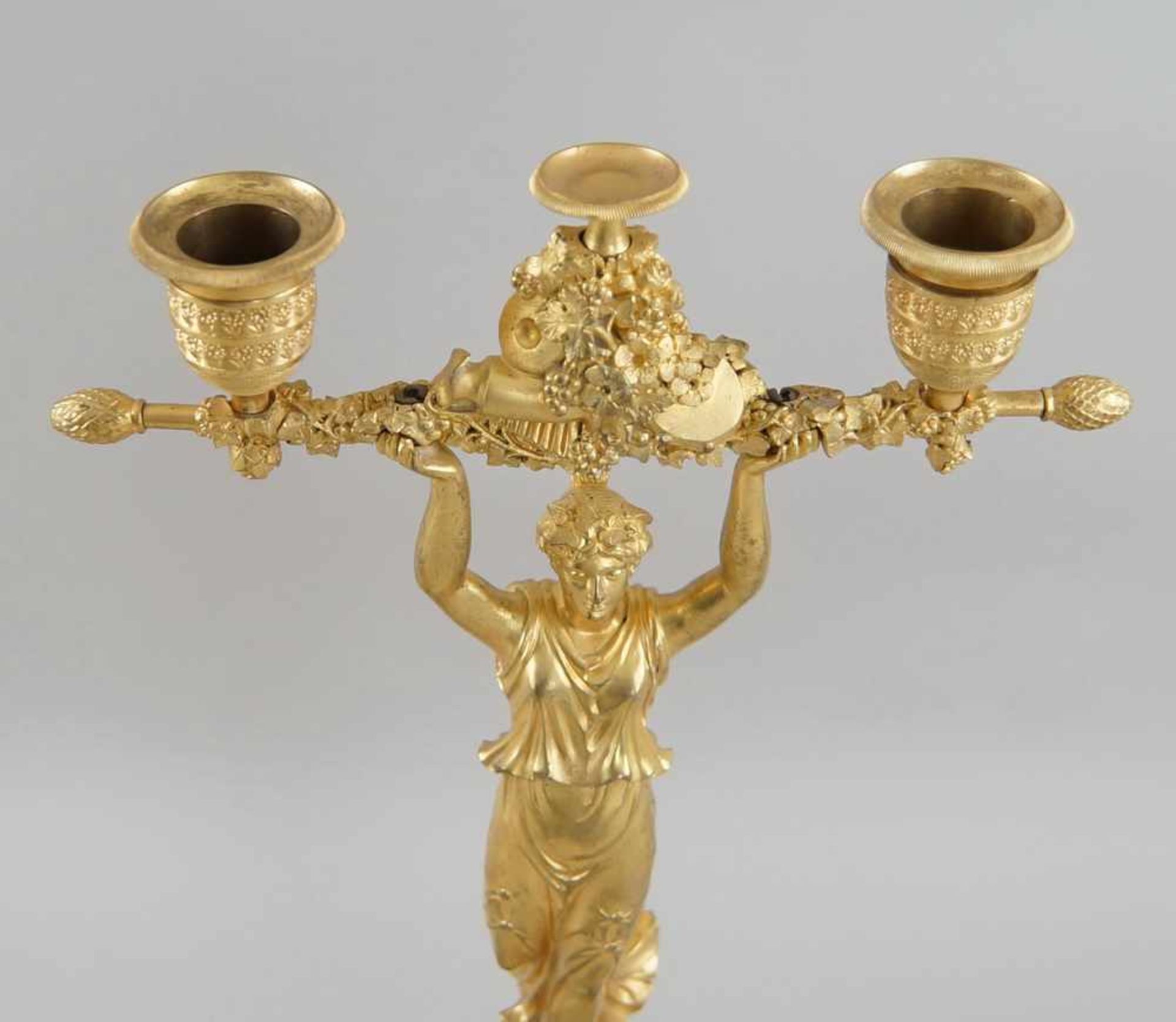 Paar filigrane Empire Tafelleuchter, getragen von der Siegesgöttin, Feuervergoldet, um1800, H je - Bild 6 aus 12