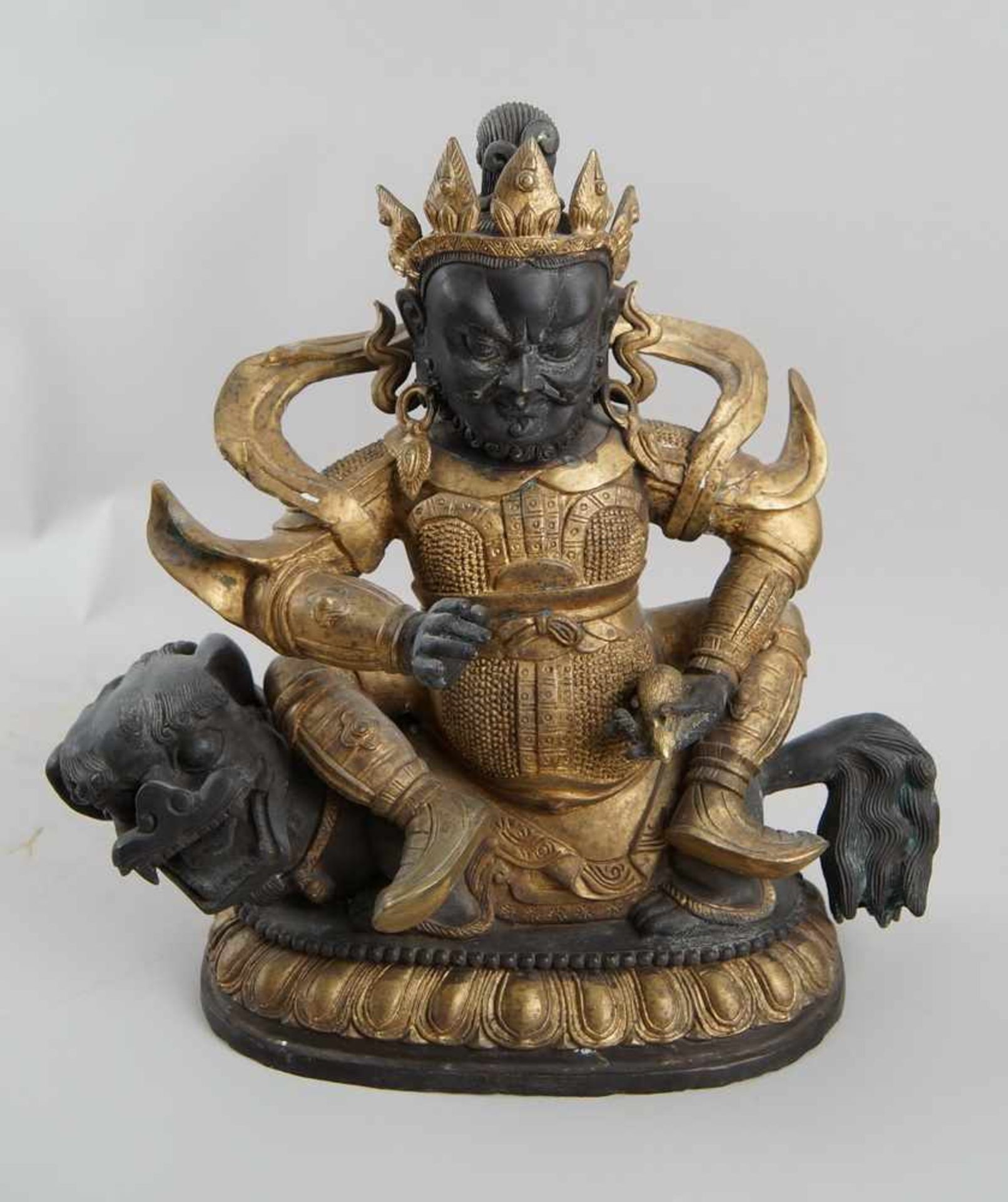 Asiatische Gottheit auf einem Fuhund sitzend, Messing/Bronze, 19, JH, H 39 cm