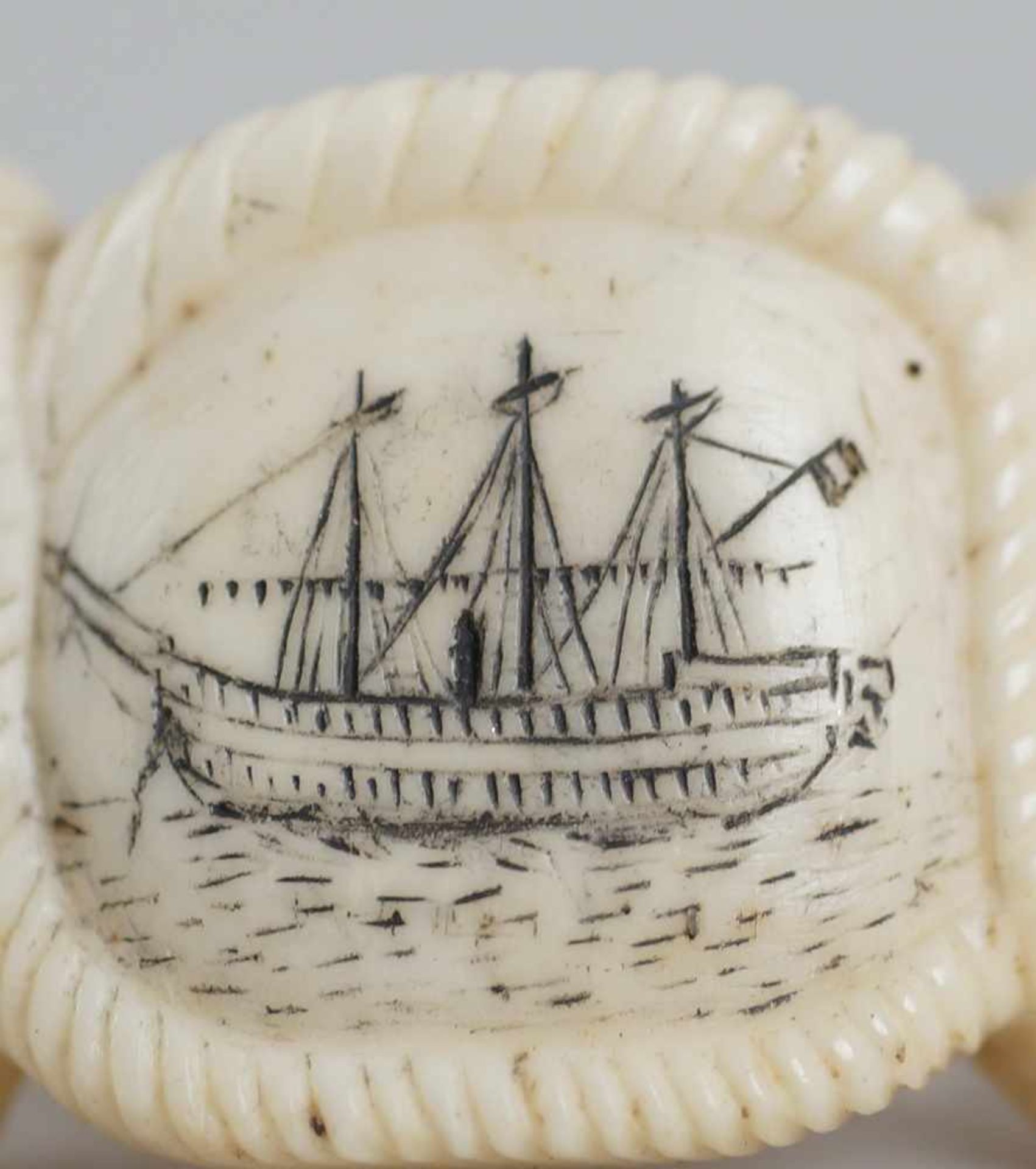 Fein geschnitzter Tuchring für Matrosen aus Elfenbein, Durchmesser 2,5 cm, graviert miteinem Schiff, - Bild 6 aus 8