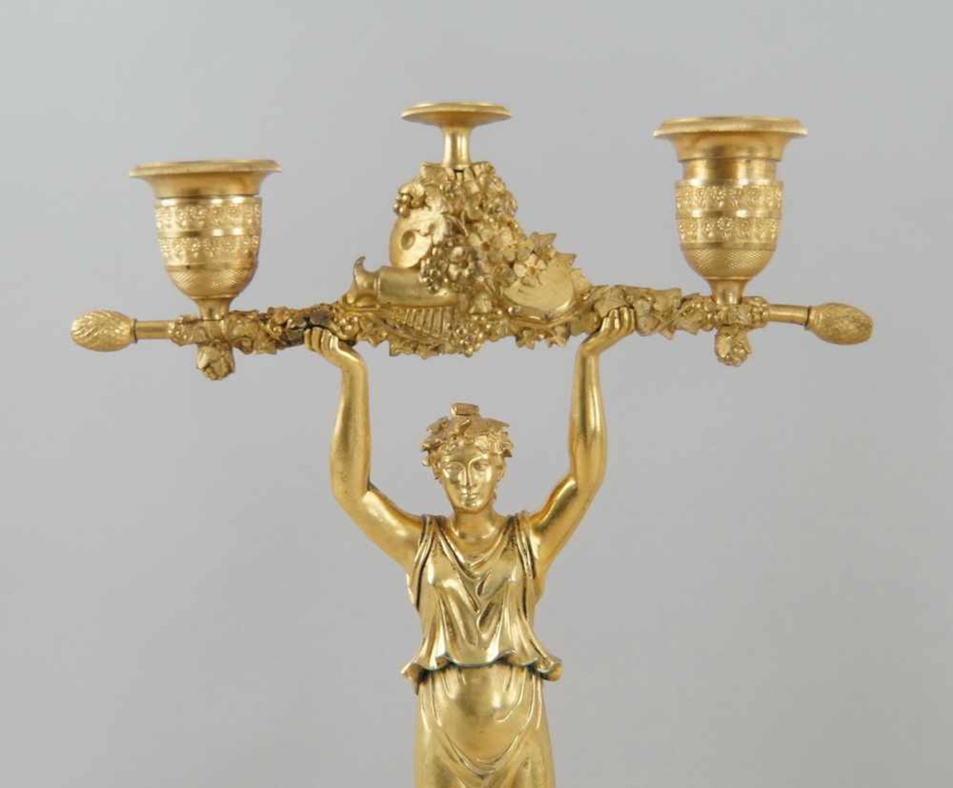 Paar filigrane Empire Tafelleuchter, getragen von der Siegesgöttin, Feuervergoldet, um1800, H je - Bild 5 aus 12