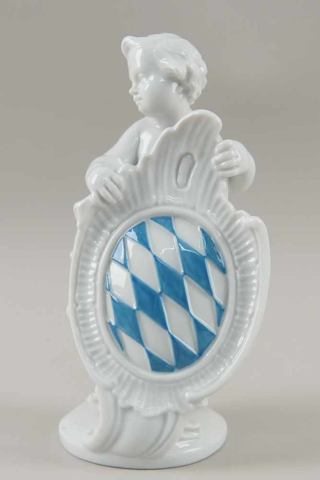 Putto mit bayerischem Wappen, weisses Porzellan, bemalt, Nymphenburg, auf der Unterseitegemarktet, H - Bild 2 aus 5