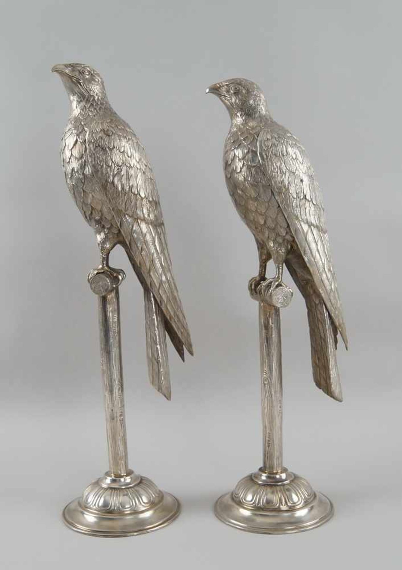 Zwei grosse Falken / Zierfalken, Silber, gepunzt, 2122g, auf rundem Stand sehrnaturalistisch - Bild 7 aus 16