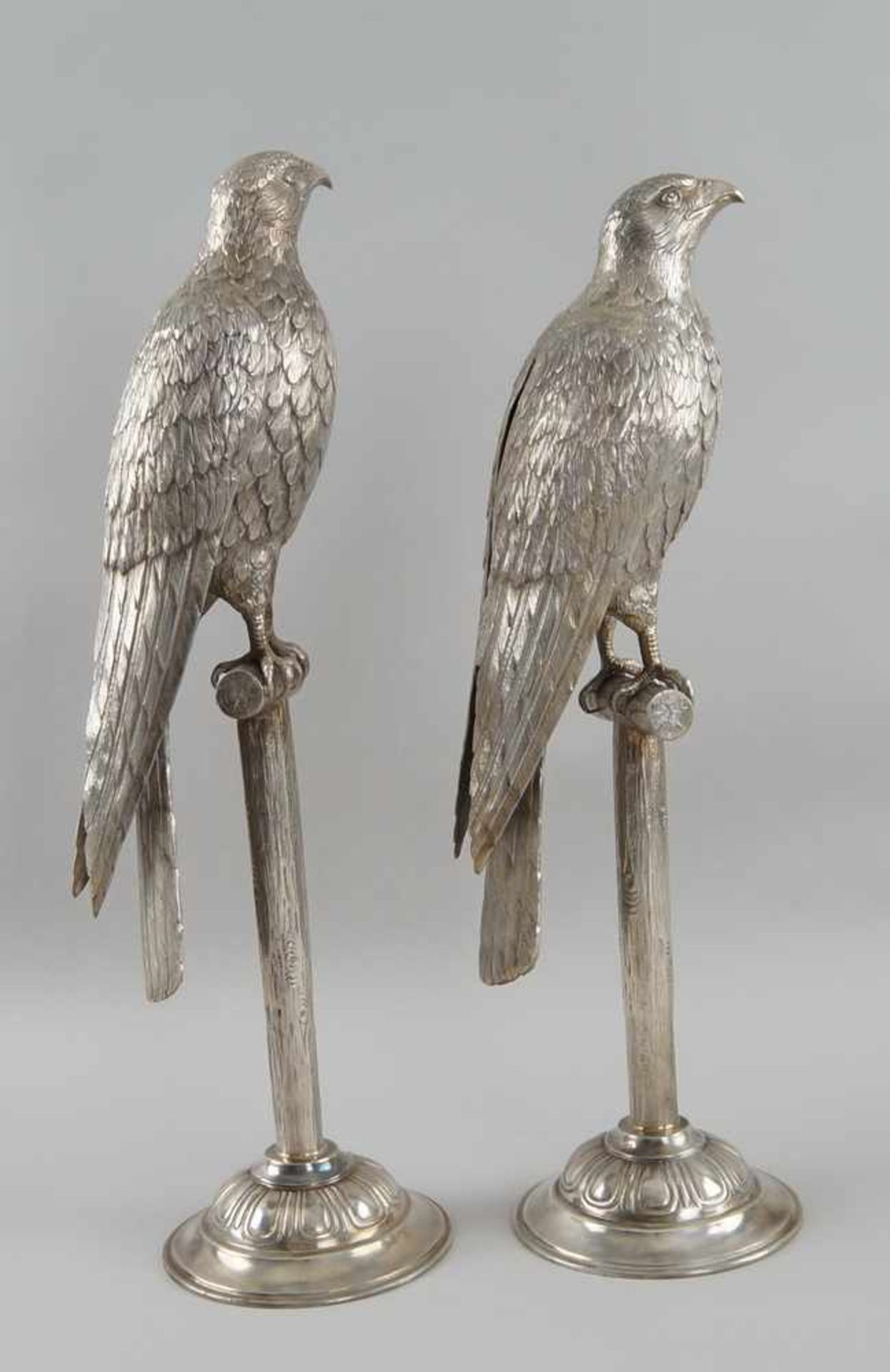 Zwei grosse Falken / Zierfalken, Silber, gepunzt, 2122g, auf rundem Stand sehrnaturalistisch - Bild 11 aus 16
