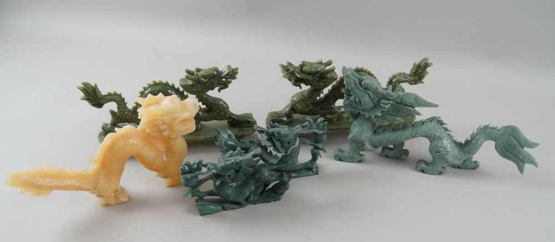 Konvolut von sechs Drachen, u.a. Jade geschnitzt, L 17-26 cm - Bild 2 aus 7