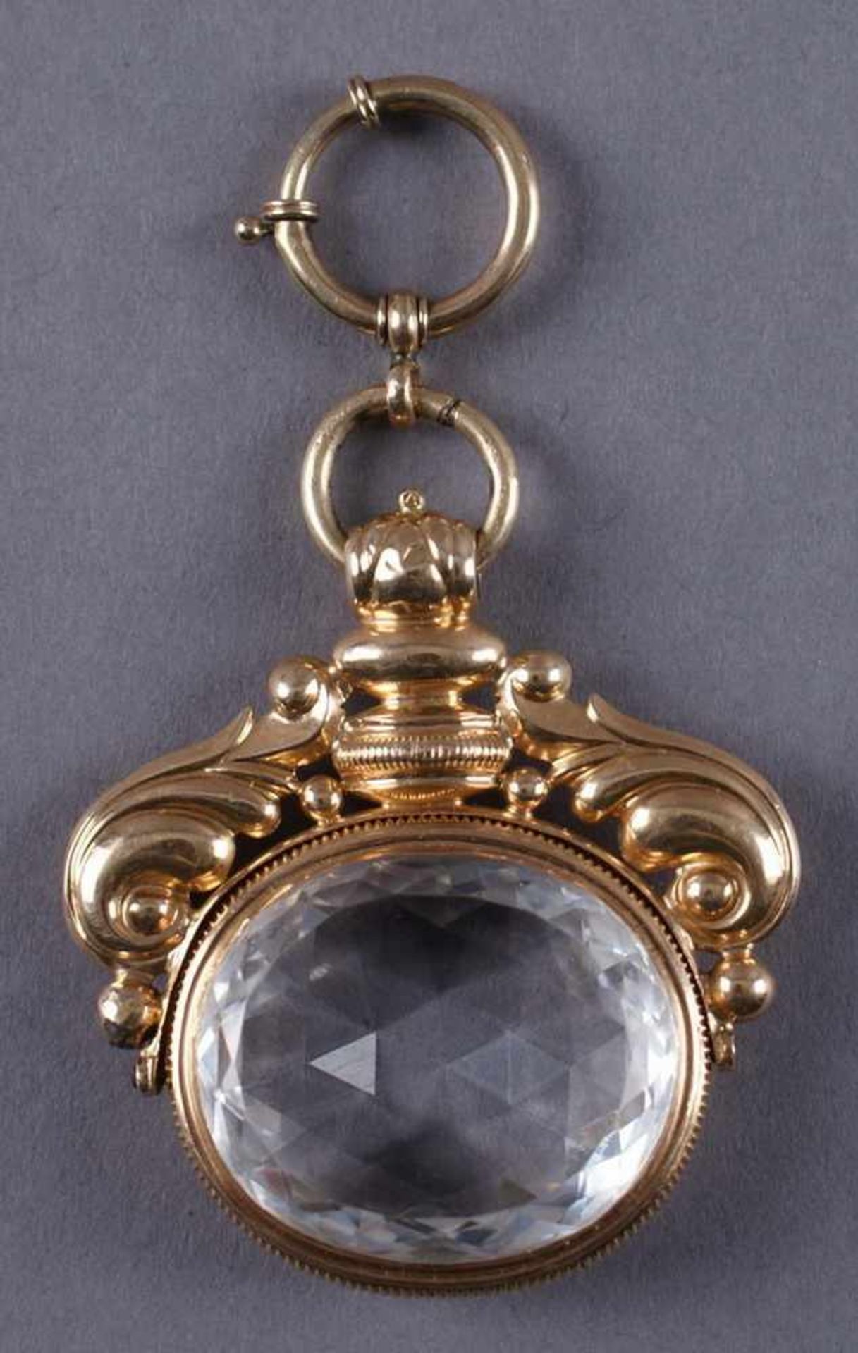 Goldener Uhrenanhänger, mit geschliffenem Bergkristall, gepr. 333er Gold, L 7 cm