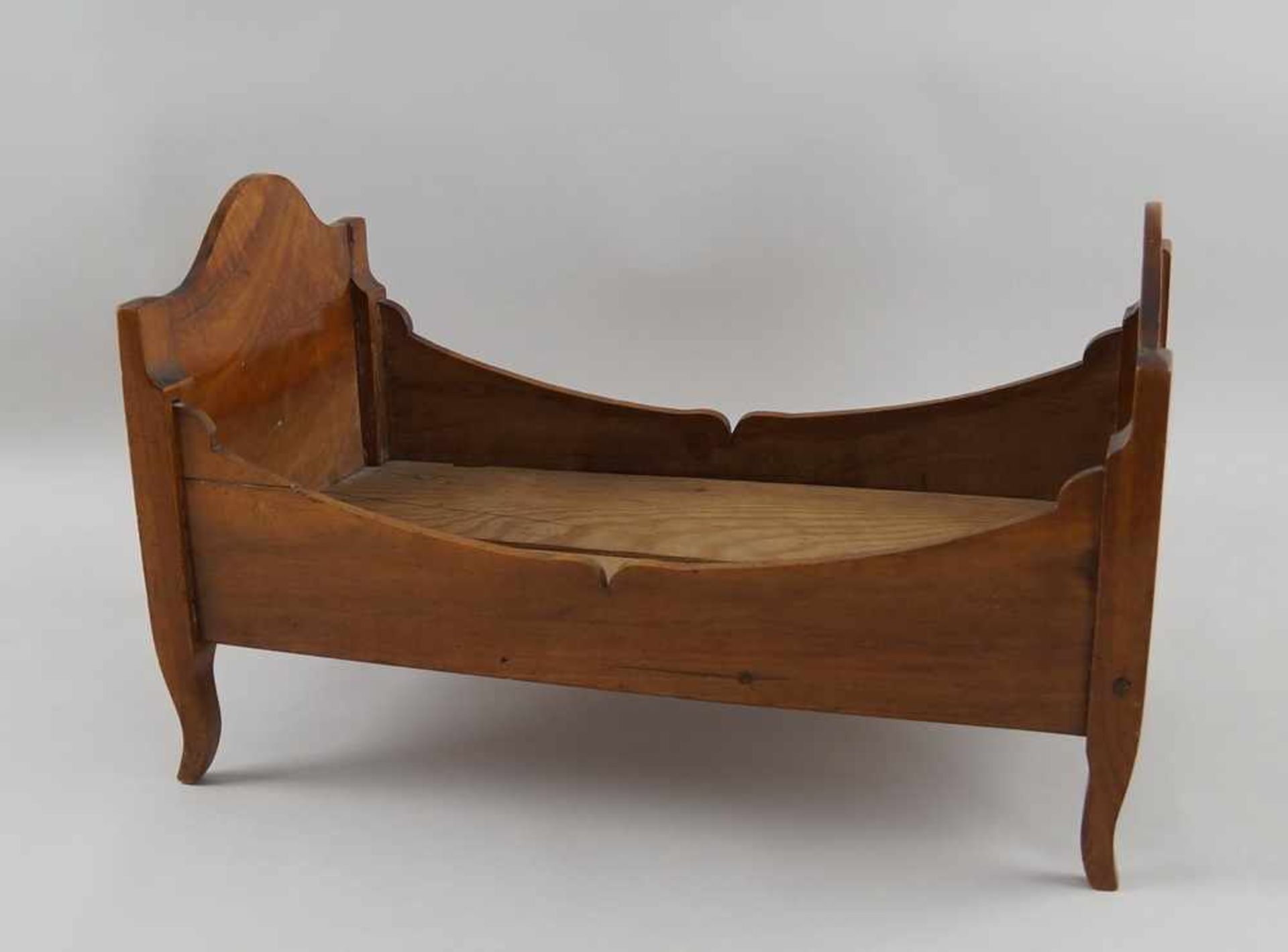 Biedermeier Puppenbett, Kirschbaum, 19. JH, 26,5x44x23cm - Bild 2 aus 3