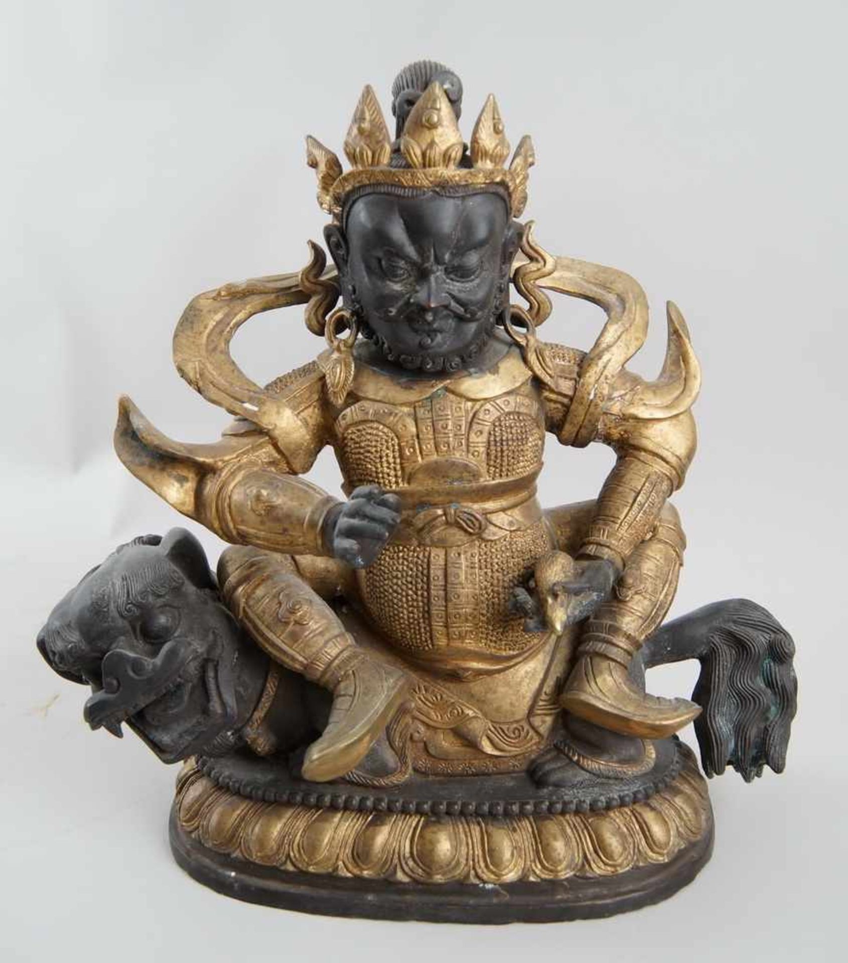 Asiatische Gottheit auf einem Fuhund sitzend, Messing/Bronze, 19, JH, H 39 cm - Bild 5 aus 6