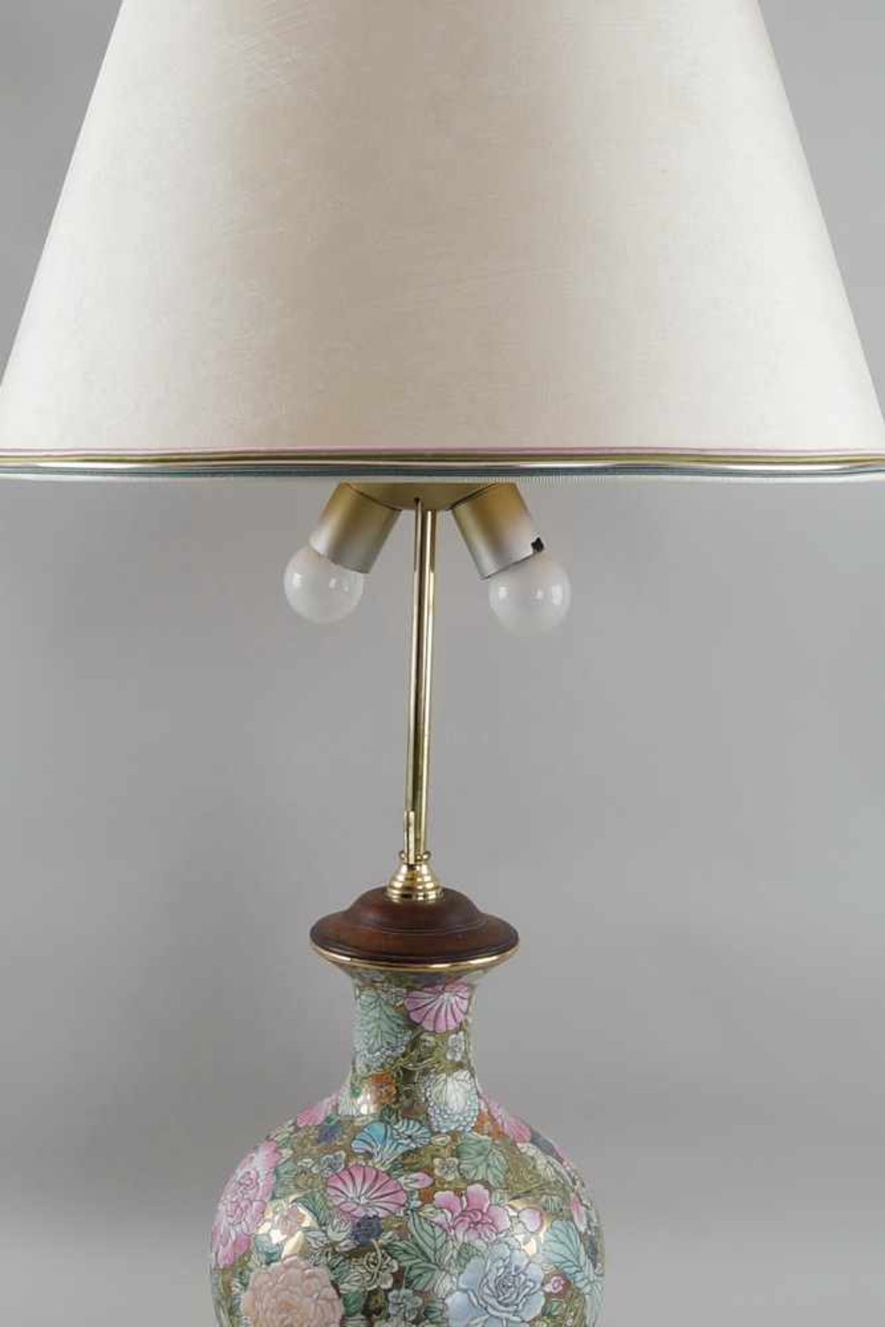 Tischlampe, ehem. asiatische Vase, auf Holzstand, elektrifiziert, mit Schirm, H 90 cm - Bild 2 aus 6