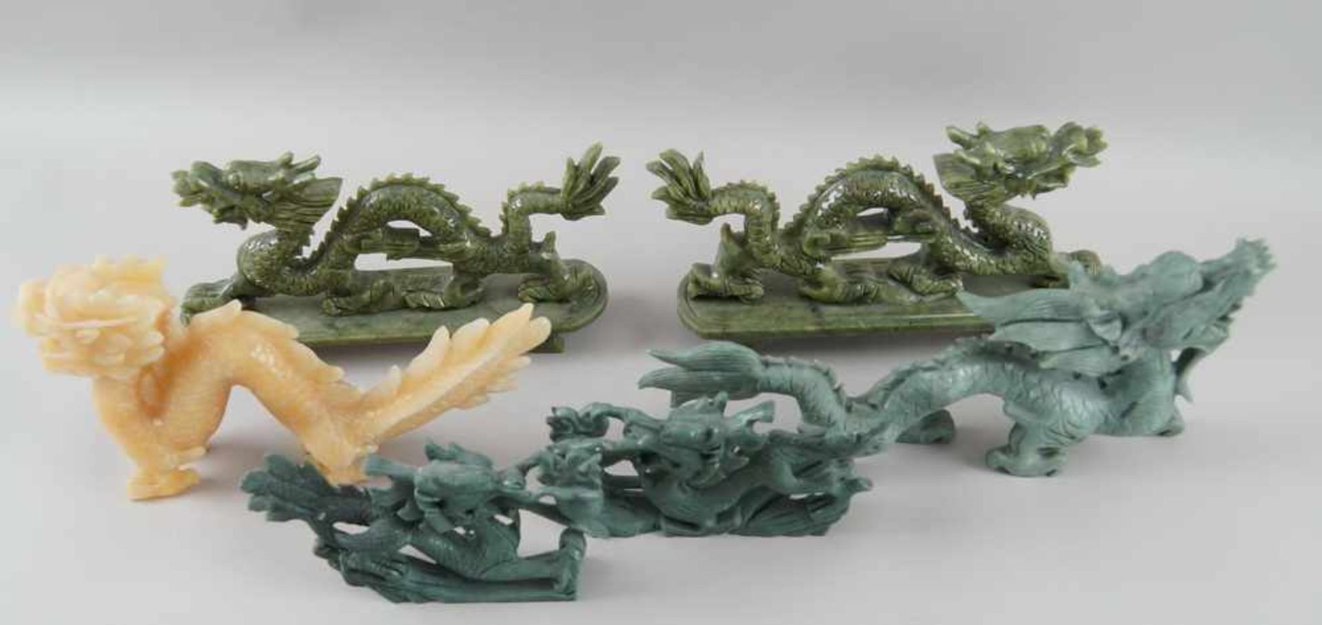 Konvolut von sechs Drachen, u.a. Jade geschnitzt, L 17-26 cm - Bild 7 aus 7