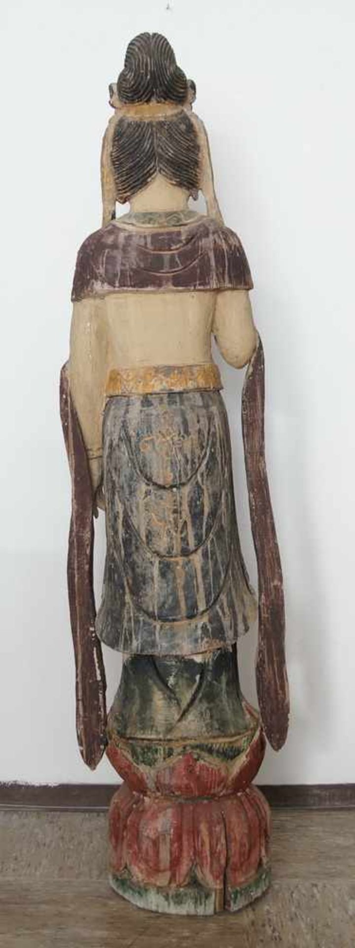 Stehende asiatische Skulptur, Holz geschnitzt, Reste alter Fassung, um 1800, H 134 cm - Bild 7 aus 8